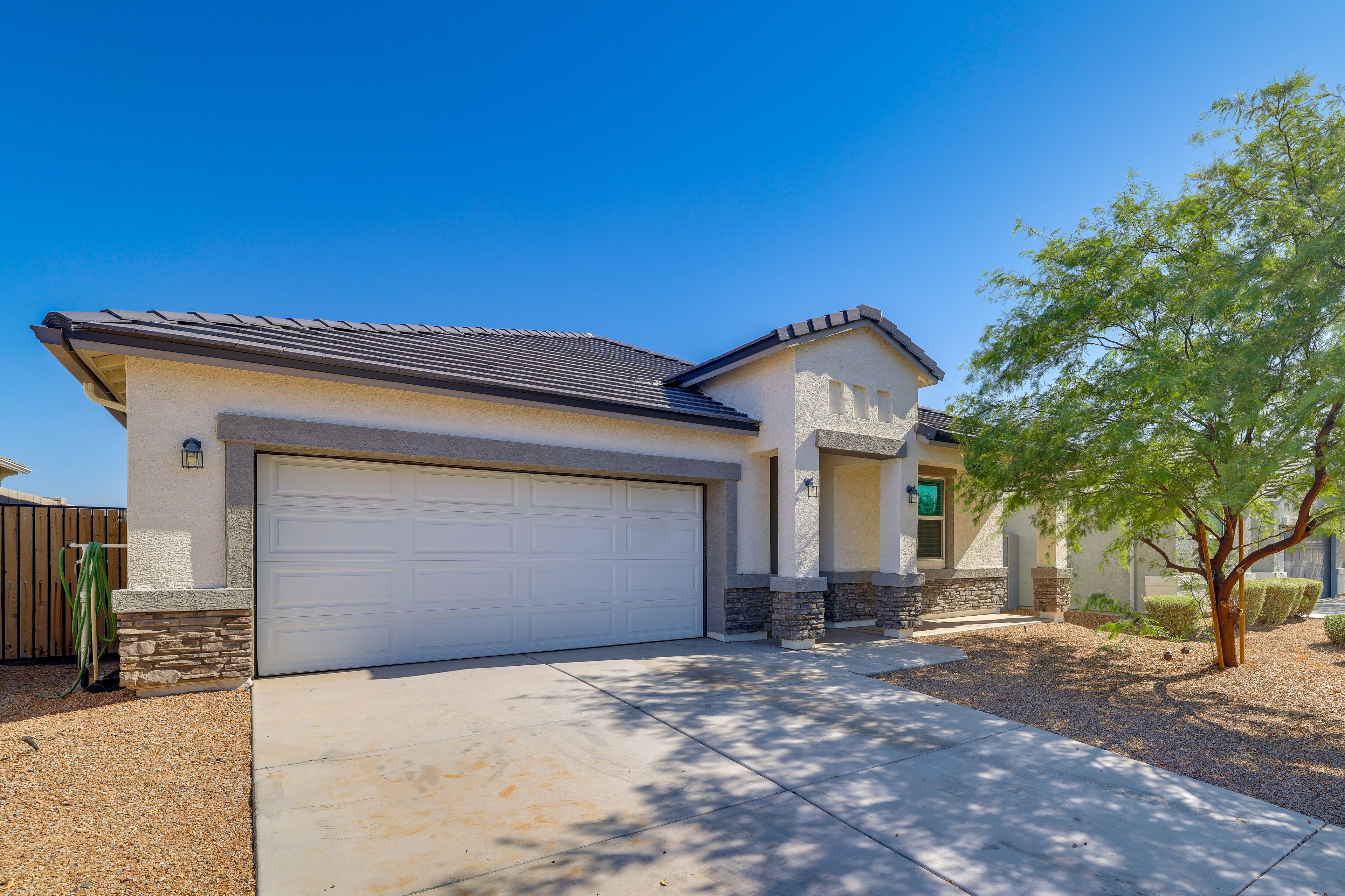 Exterior | Driveway (2 Vehicles)
