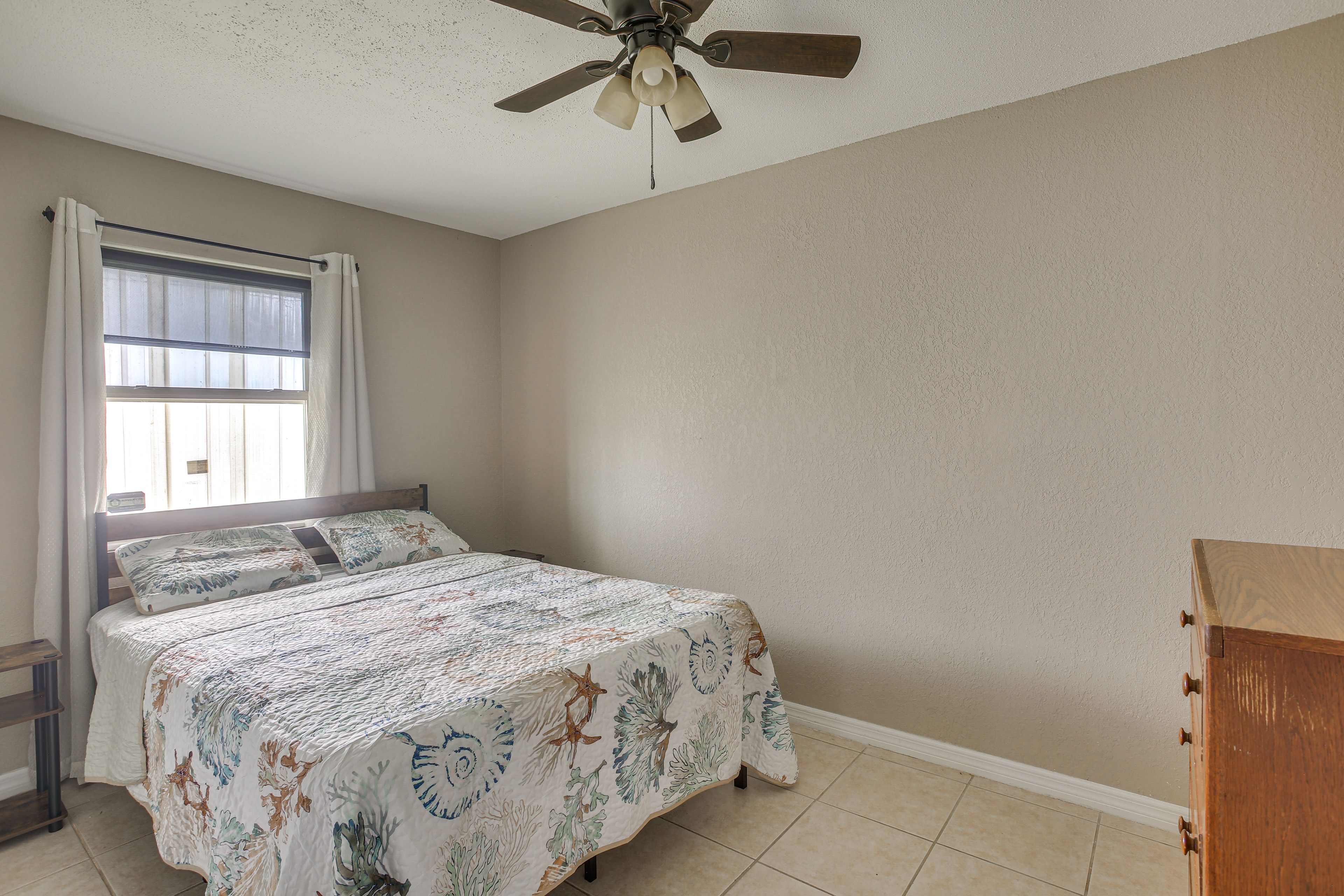 Bedroom 2 | Queen Bed