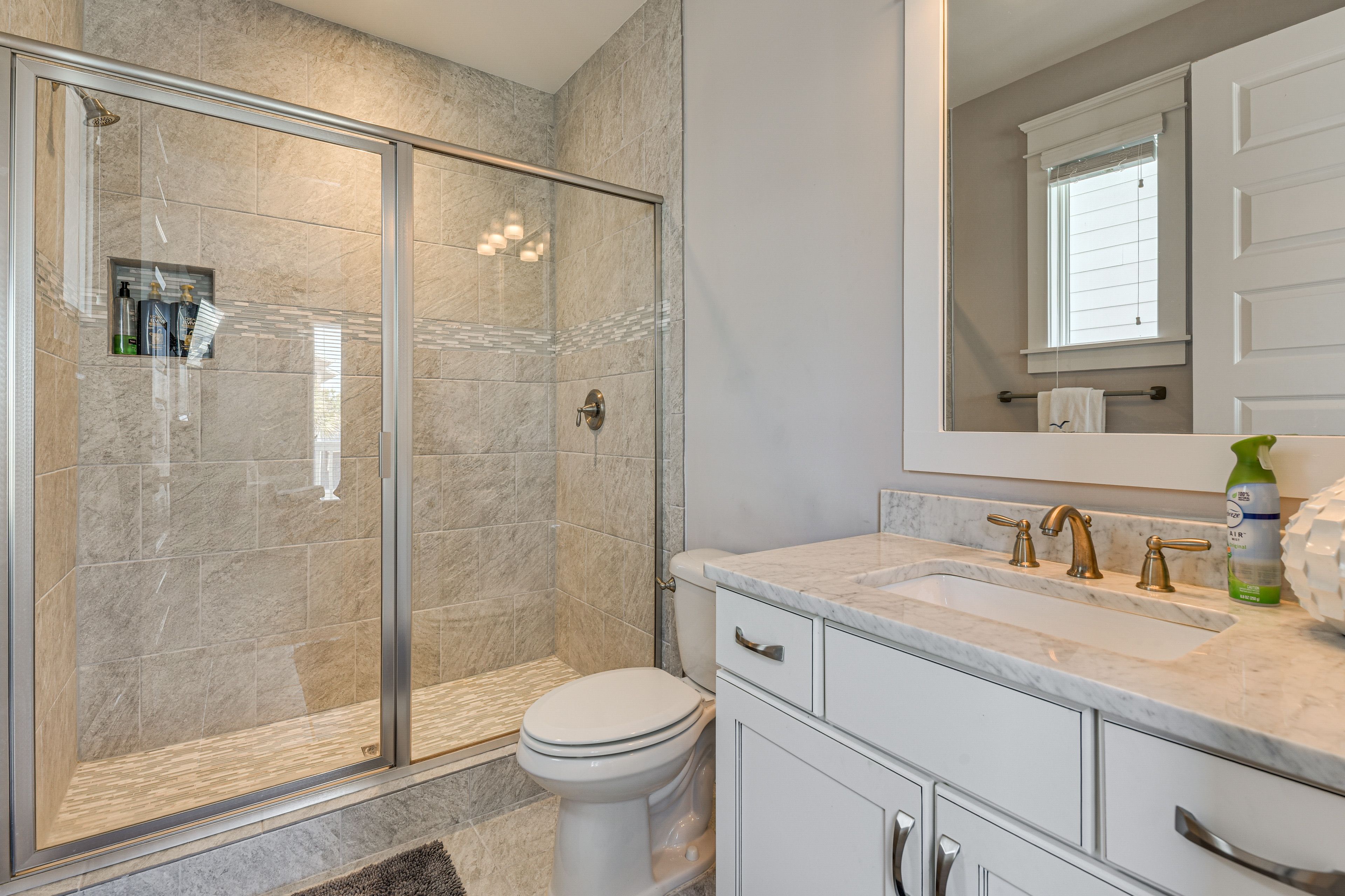 Full Bathroom | 2nd Floor