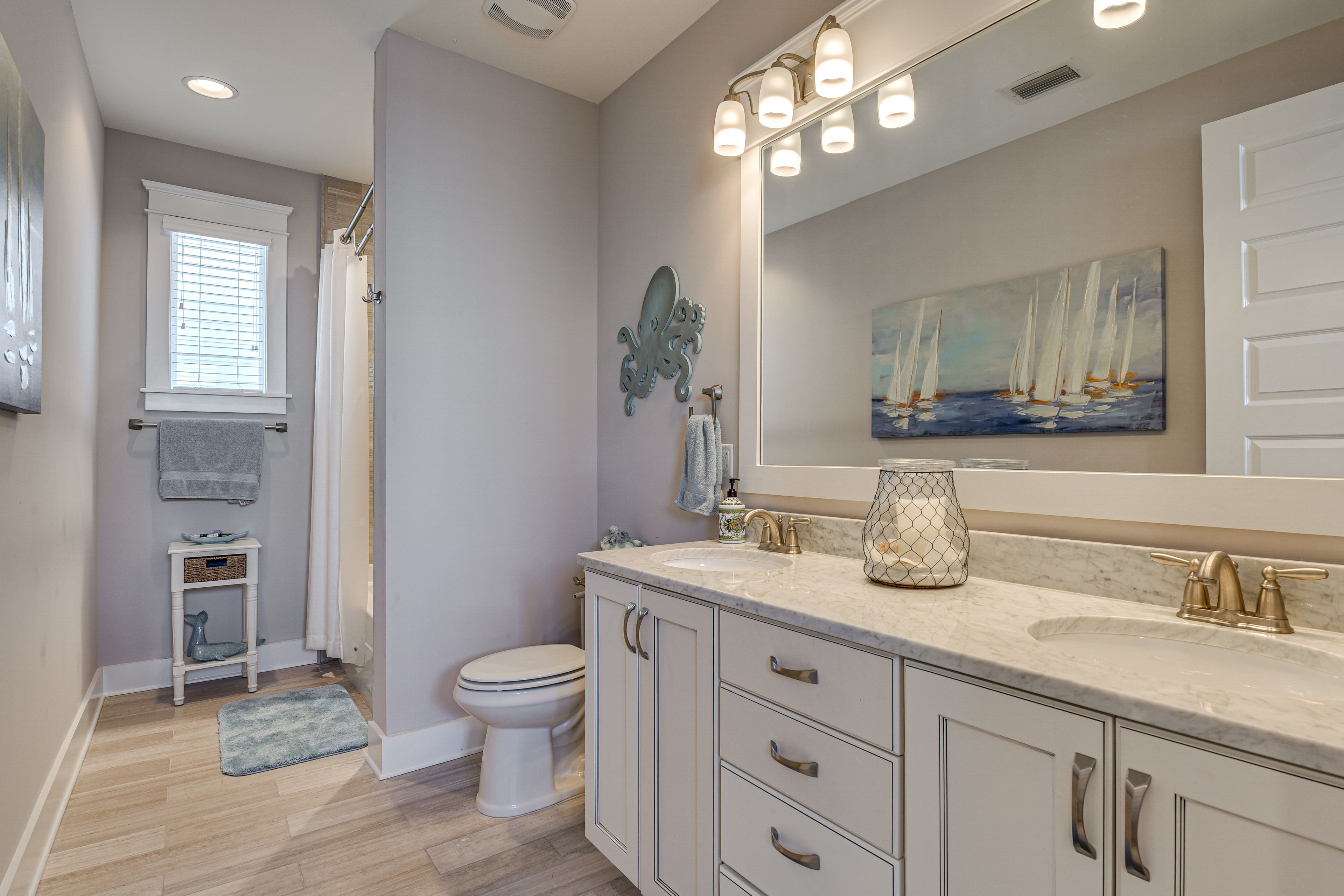 Full Bathroom | 2nd Floor