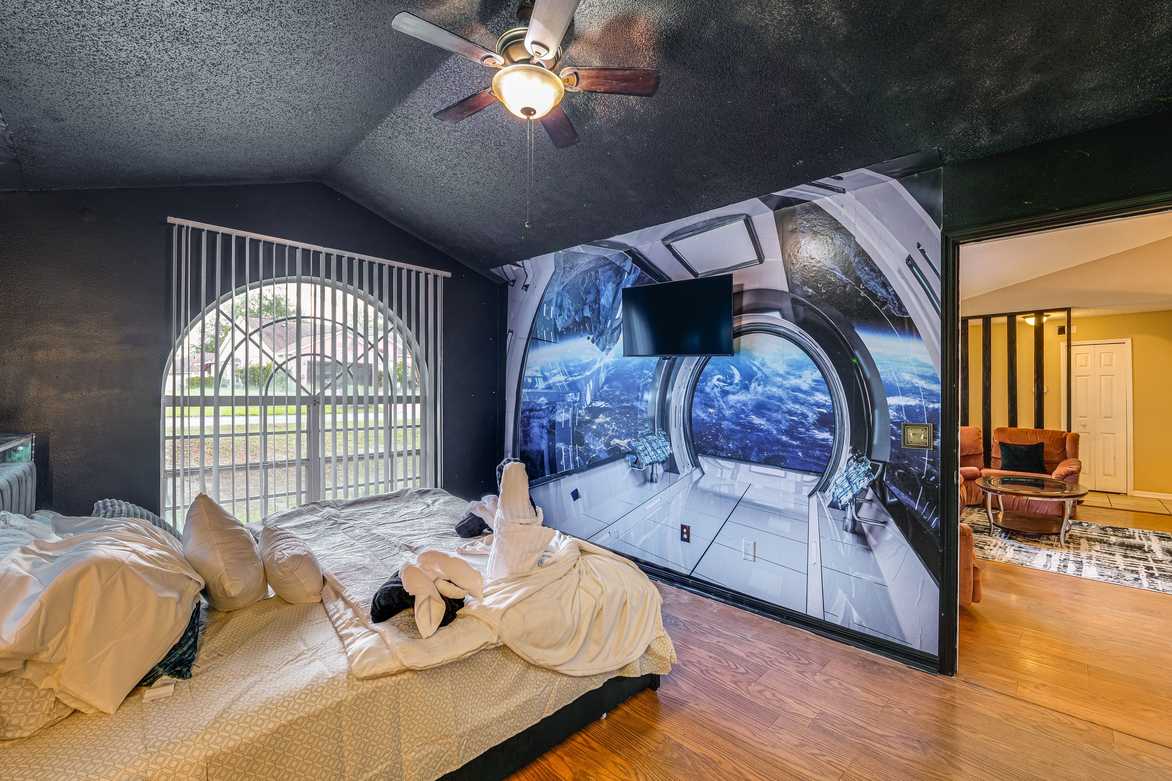 Bedroom 1 | Queen Bed