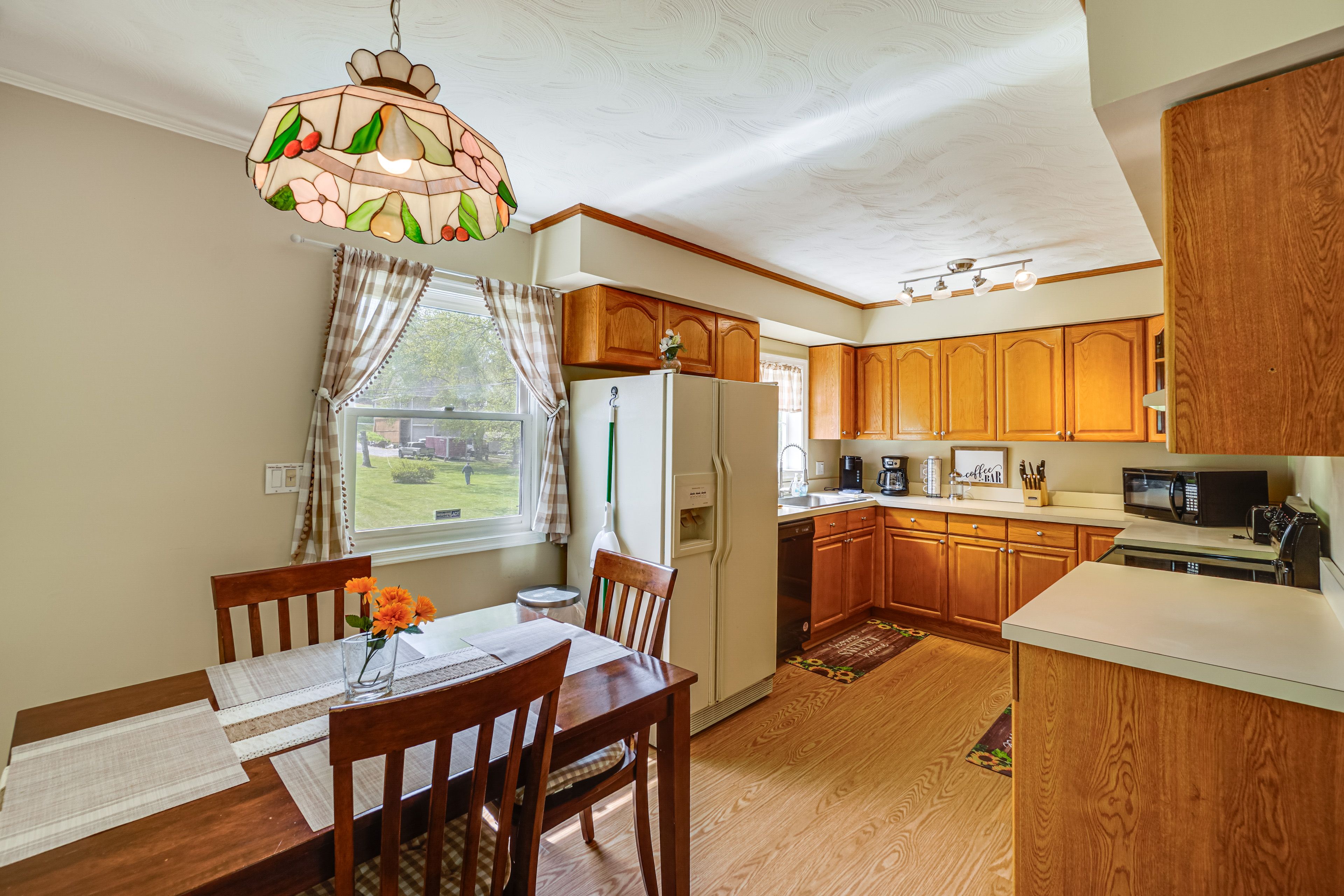 Dining Area & Kitchen