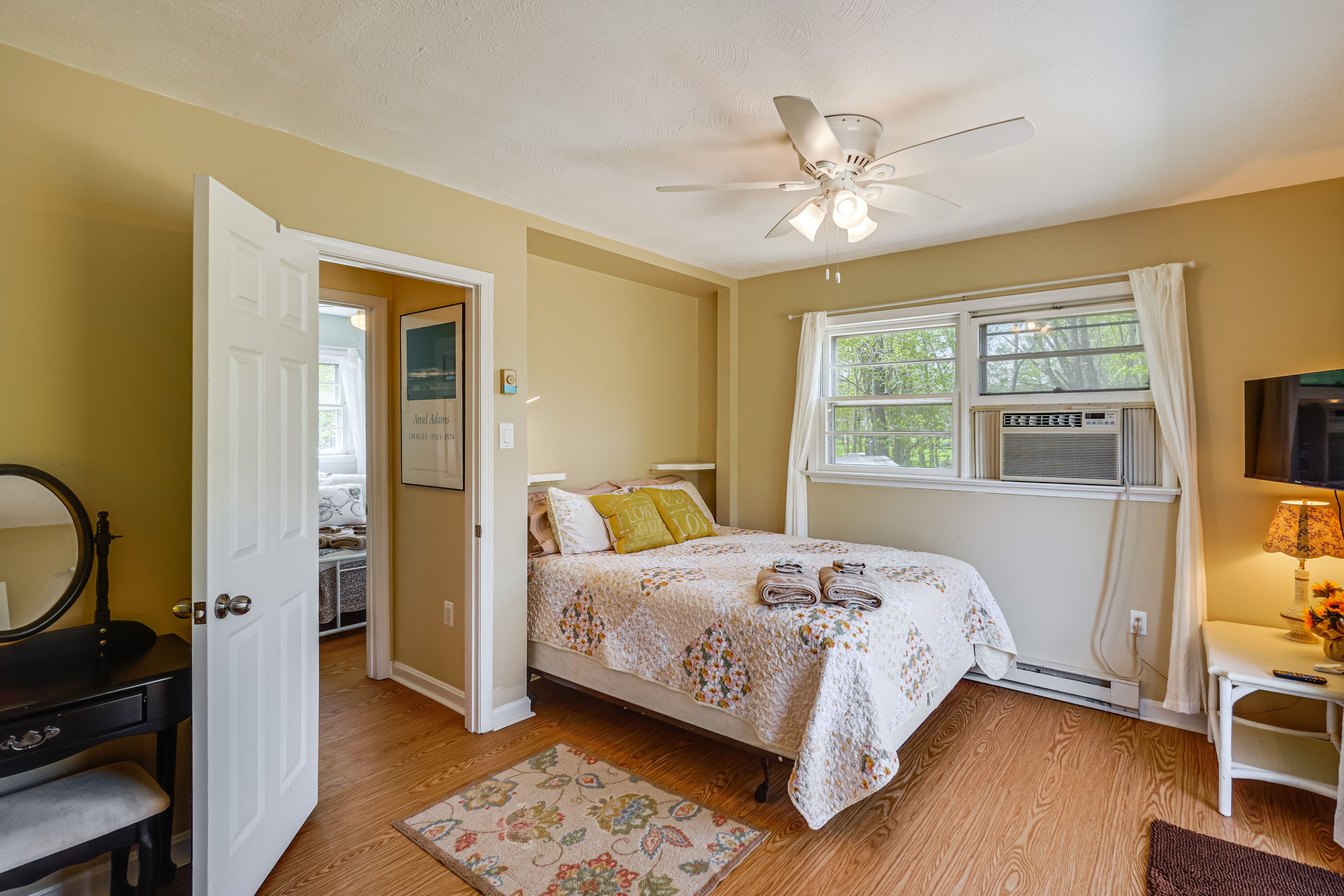 Bedroom 1 | Queen Bed