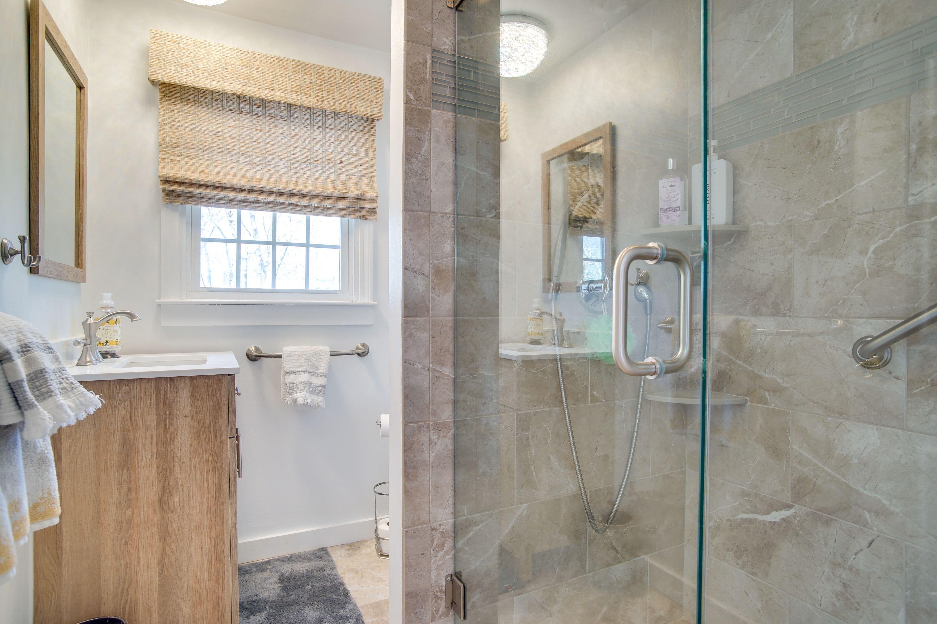 Full Bathroom | 1st Floor | Towels & Linens Provided