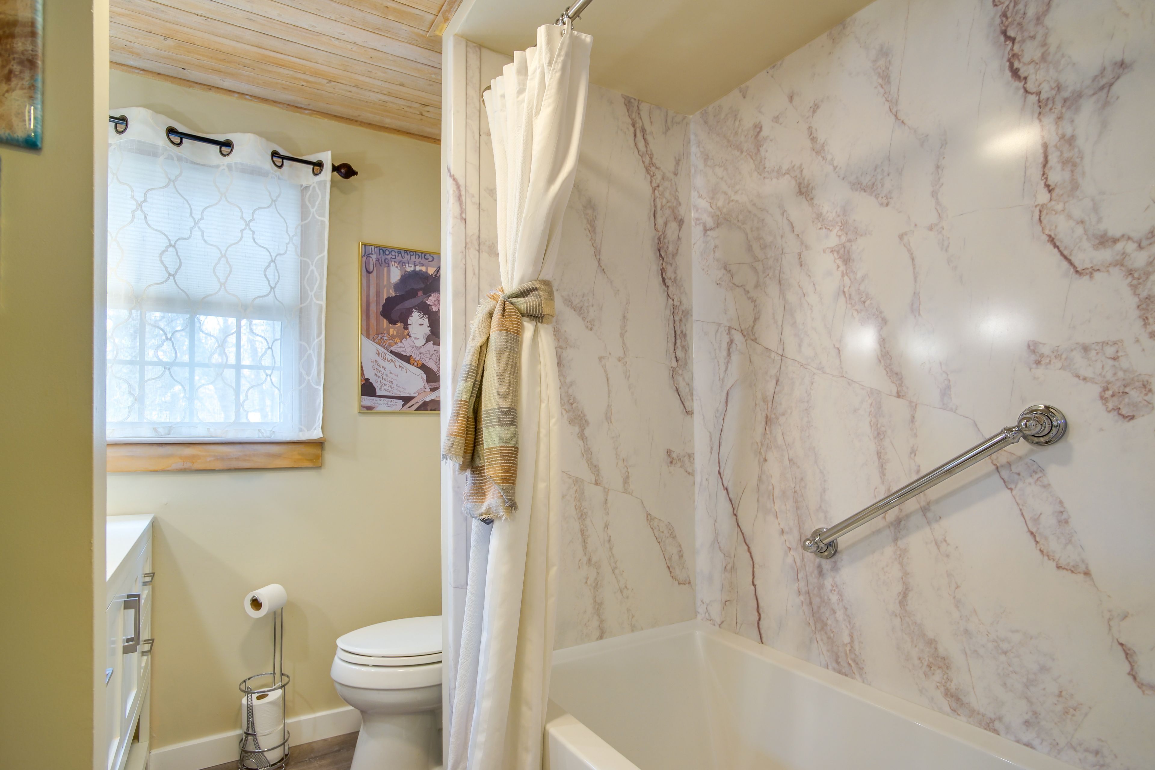 Full Bathroom | 2nd Floor