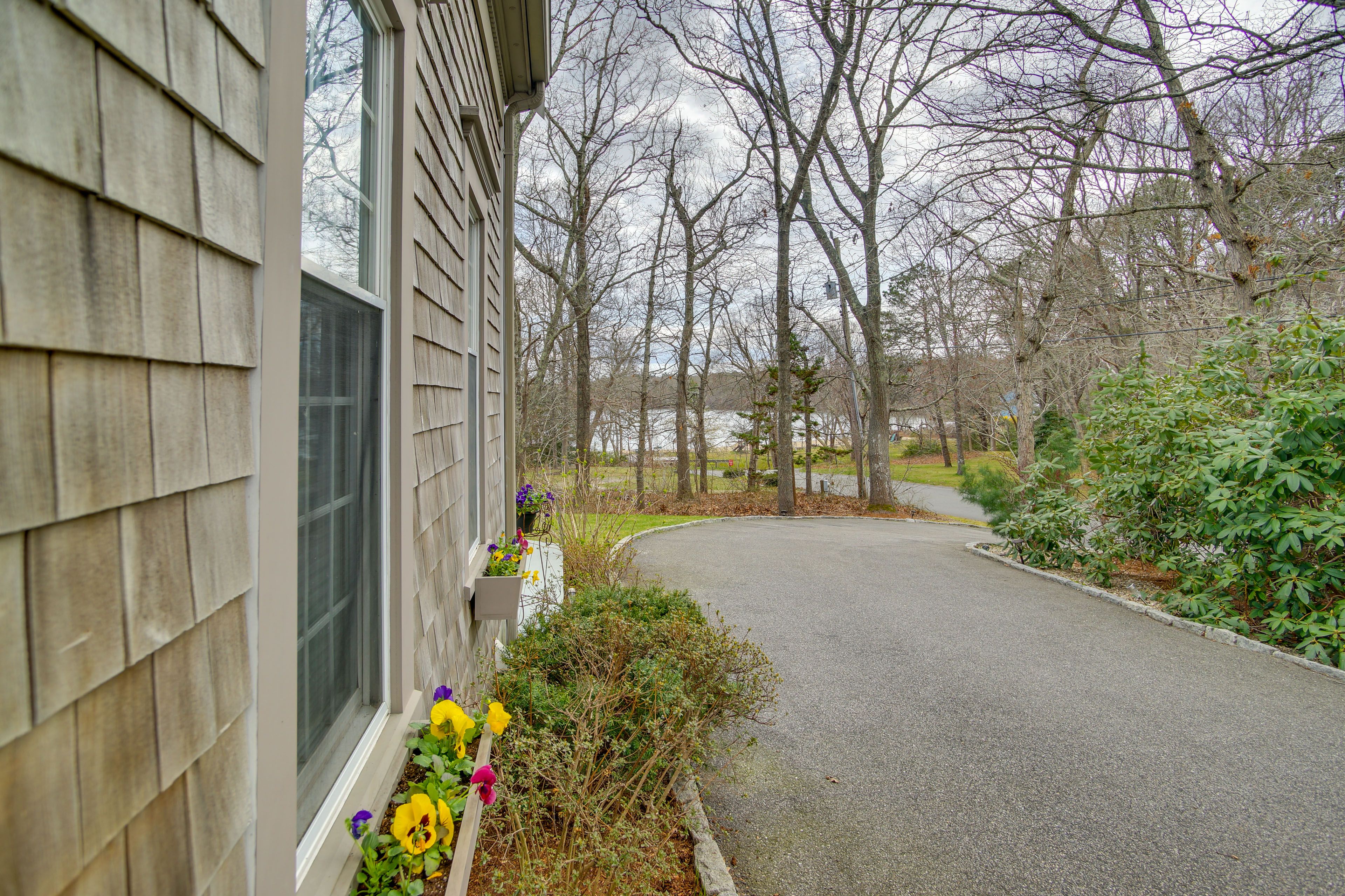 Parking | Driveway (4 Vehicles)