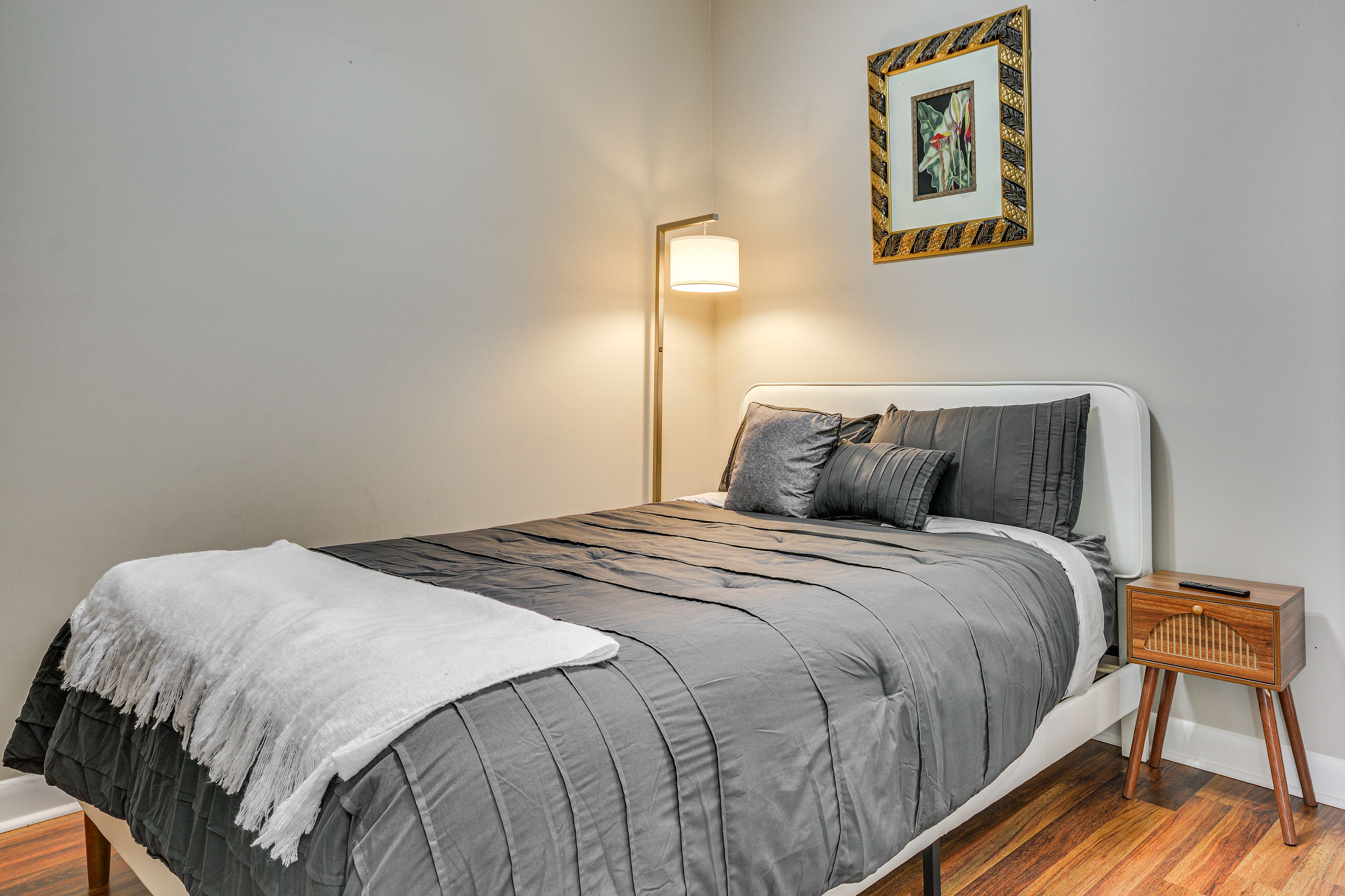 Bedroom 1 | Queen Bed