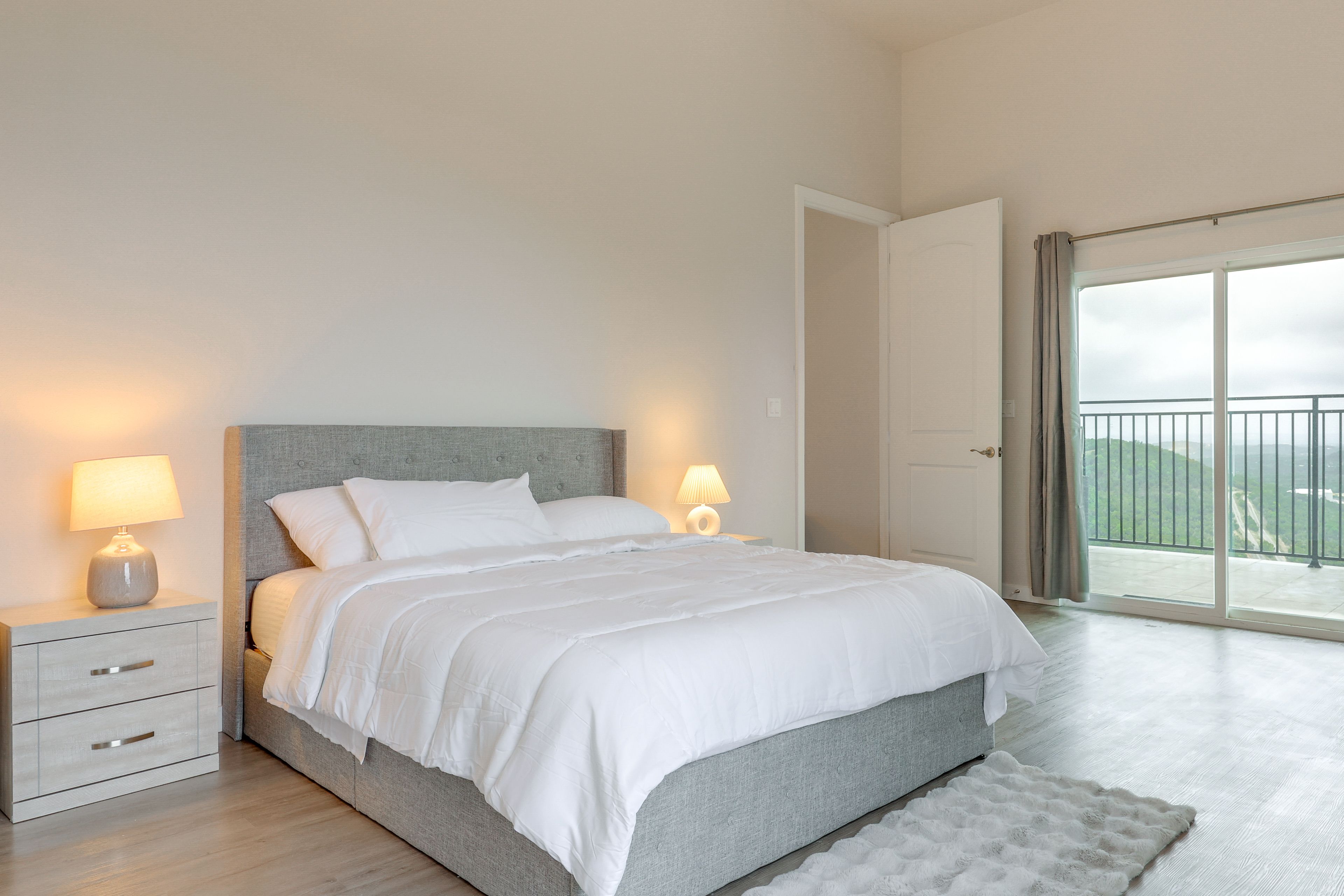 Bedroom 1 | Queen Bed | 1st Floor