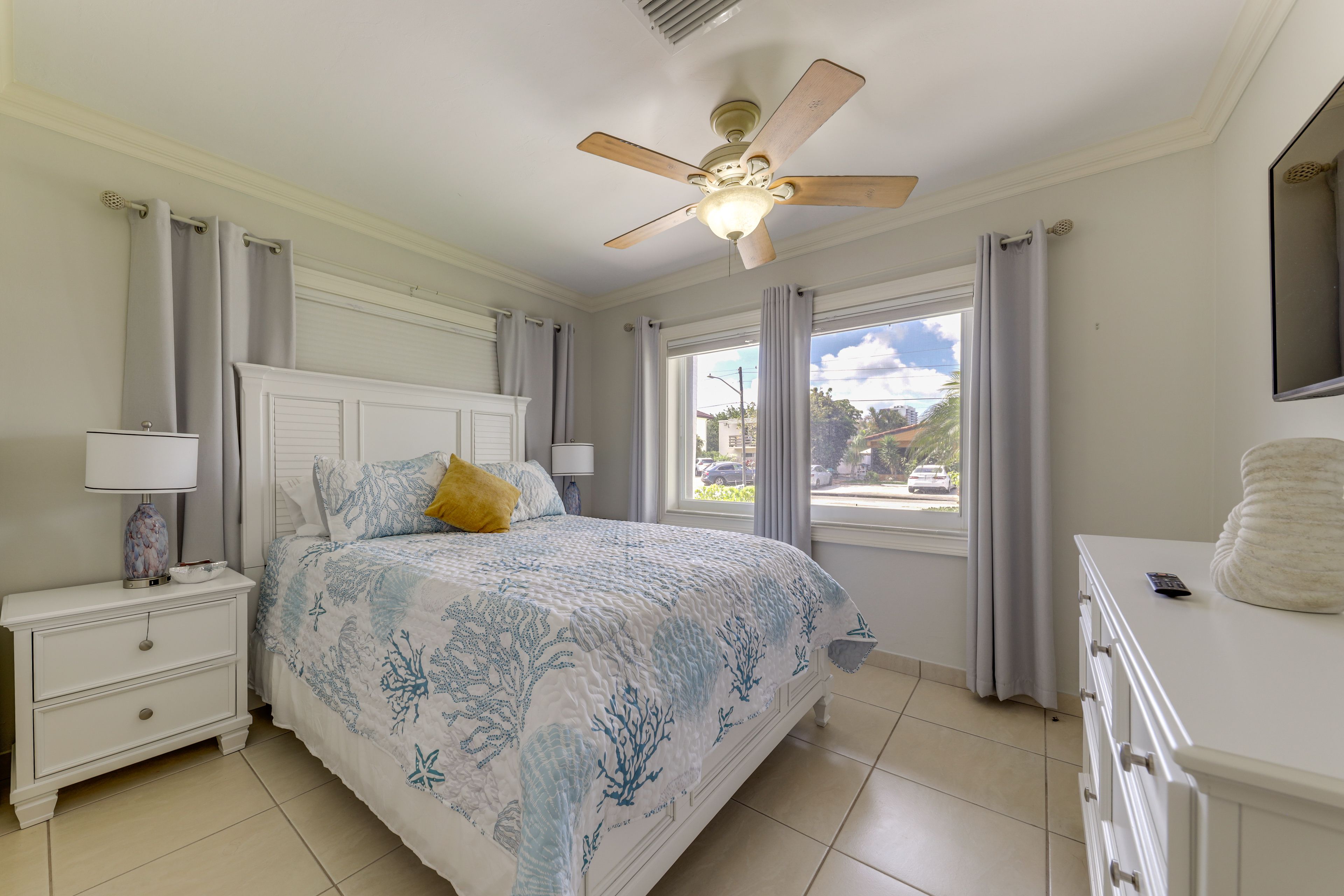 Bedroom 2 | Queen Bed