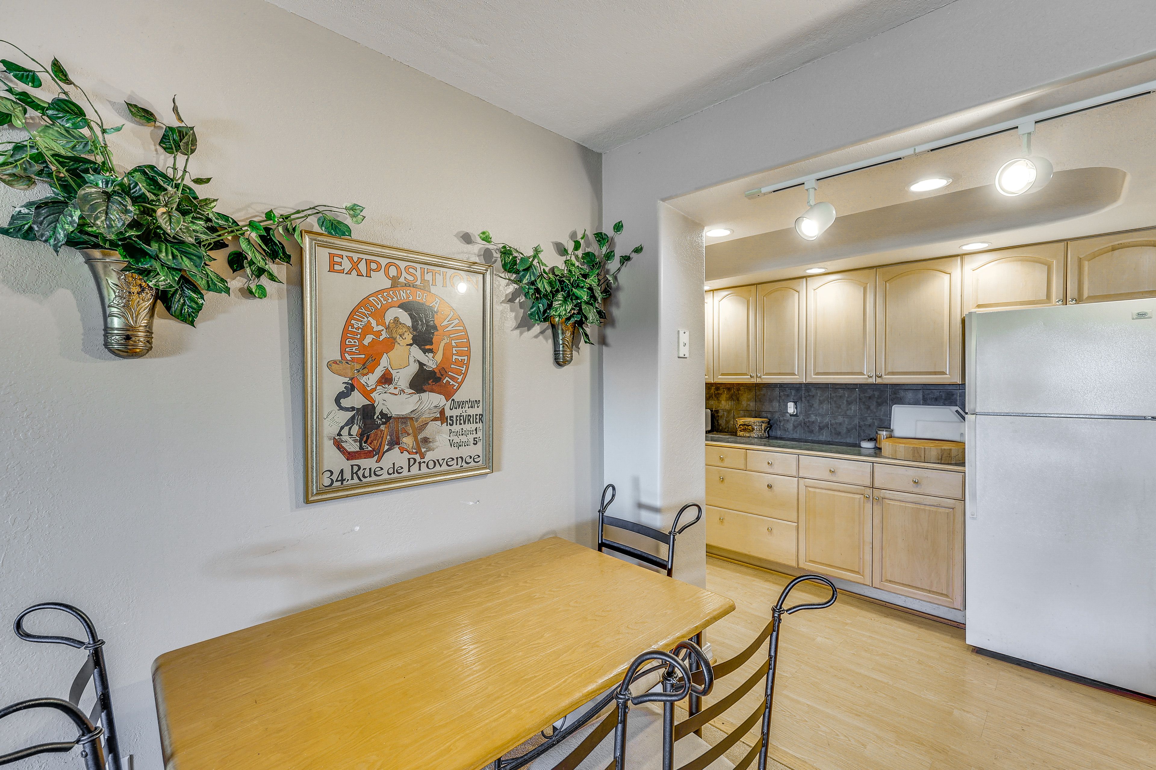 Dining Area | Dishes & Flatware Provided