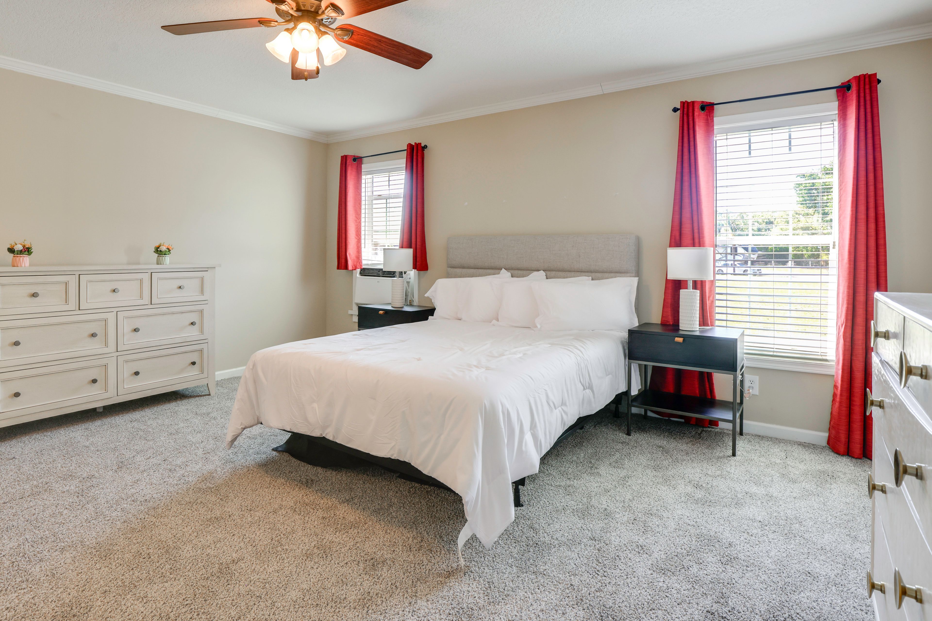 Bedroom 1 | Queen Bed