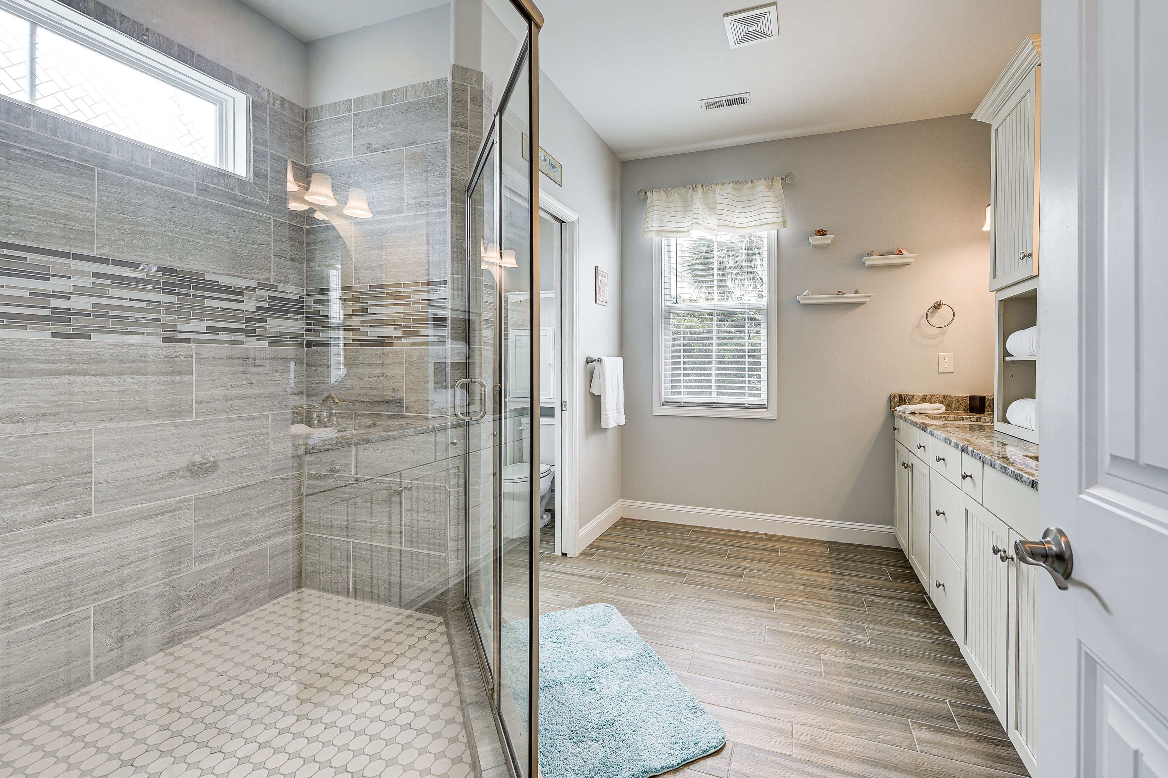 En-Suite Bathroom | Towels & Linens Provided | 1st Floor