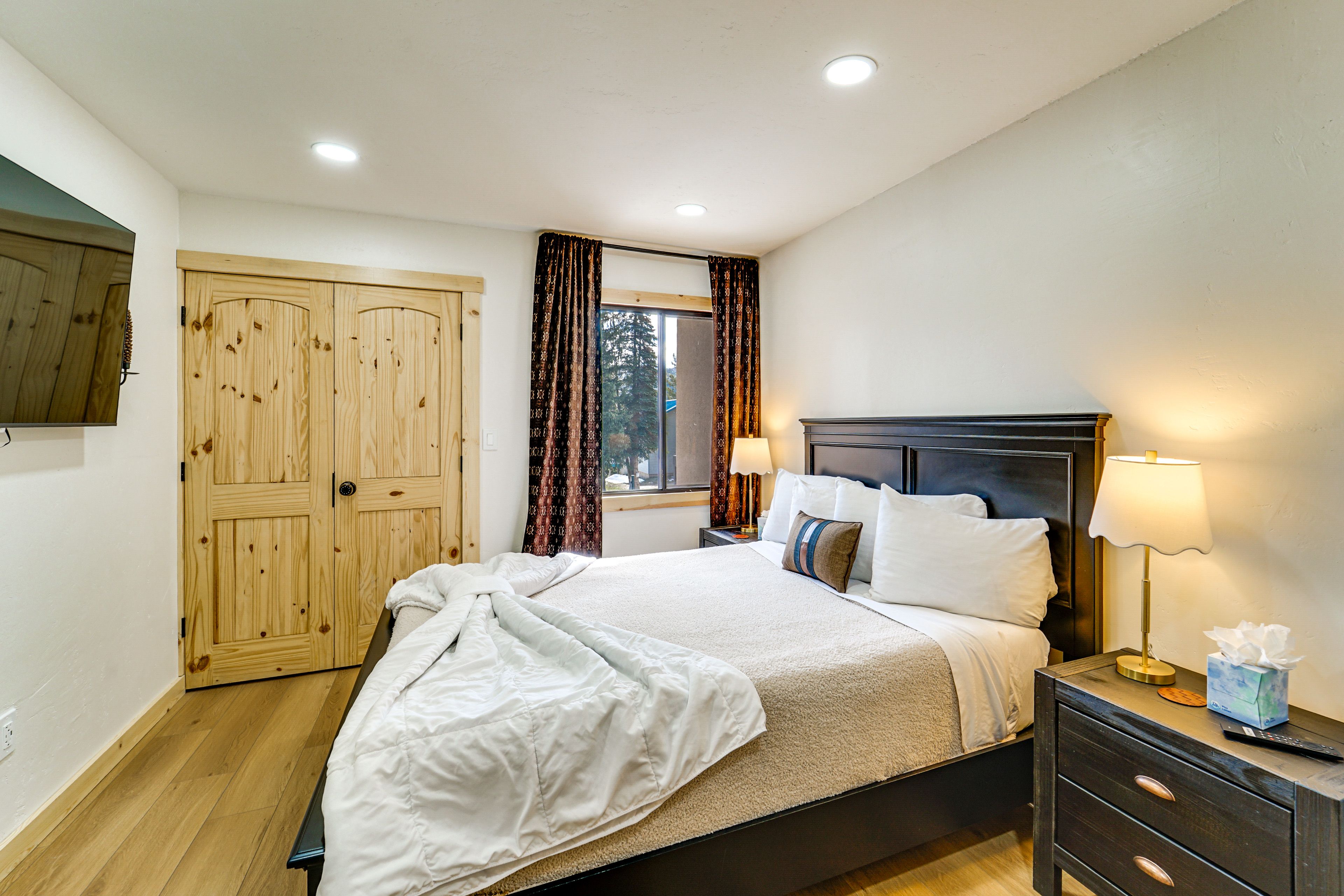 Bedroom 1 | Queen Bed