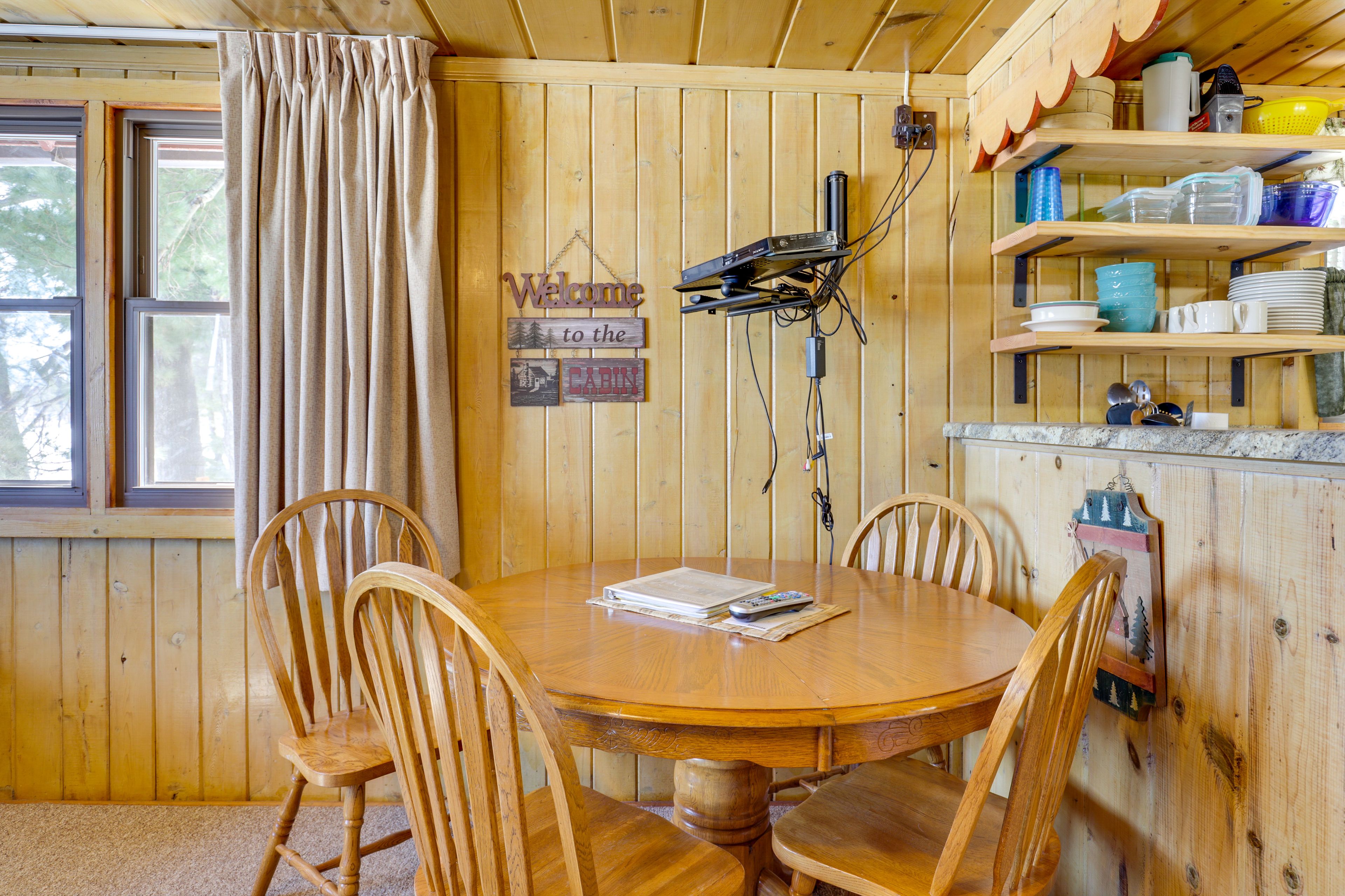 Dining Area | Dishware/Flatware Provided