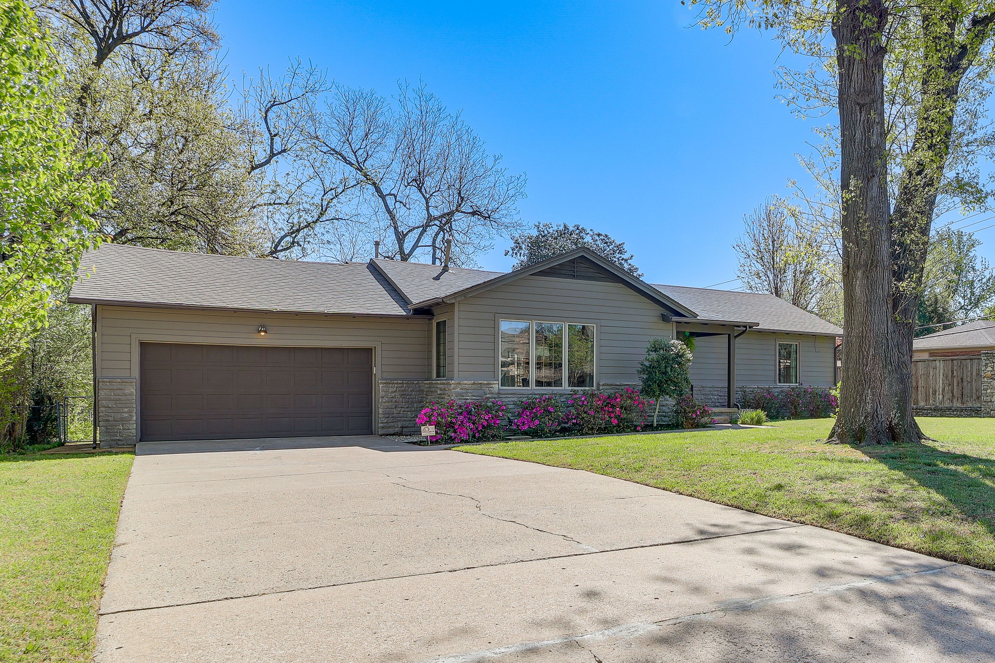 Parking | Driveway (4 Vehicles)