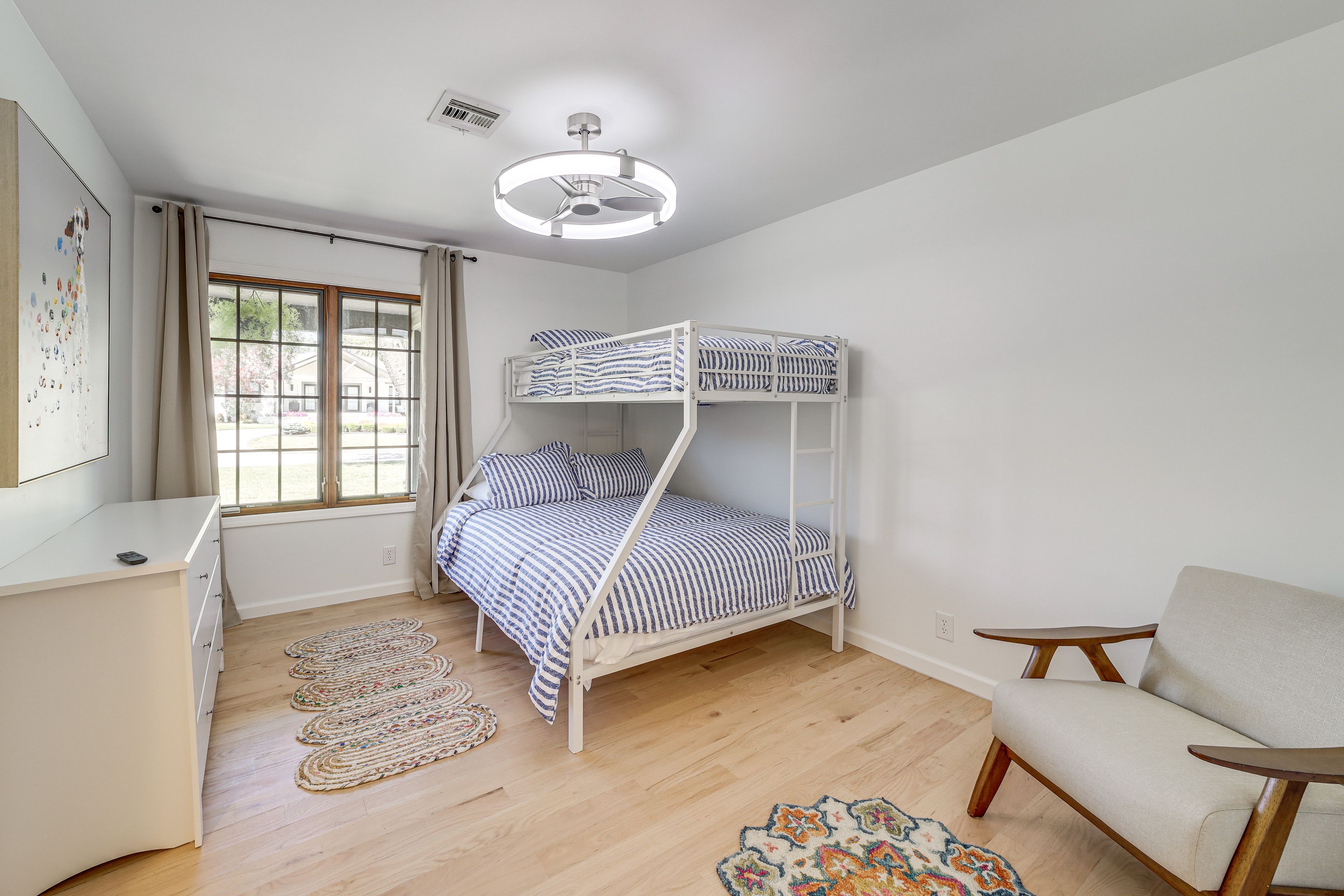 Bedroom 3 | Twin/Queen Bunk Bed