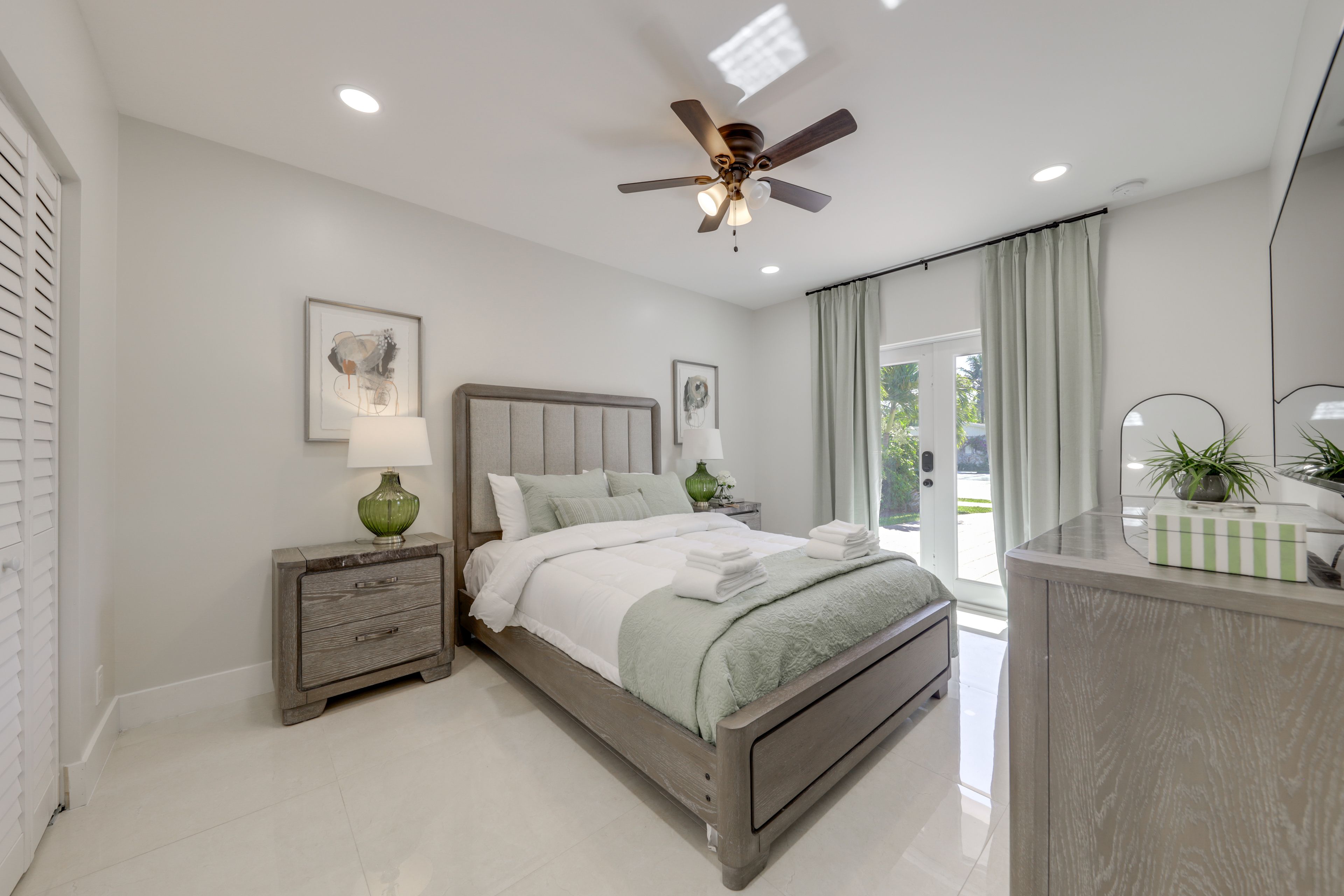 Bedroom 2 | Queen Bed