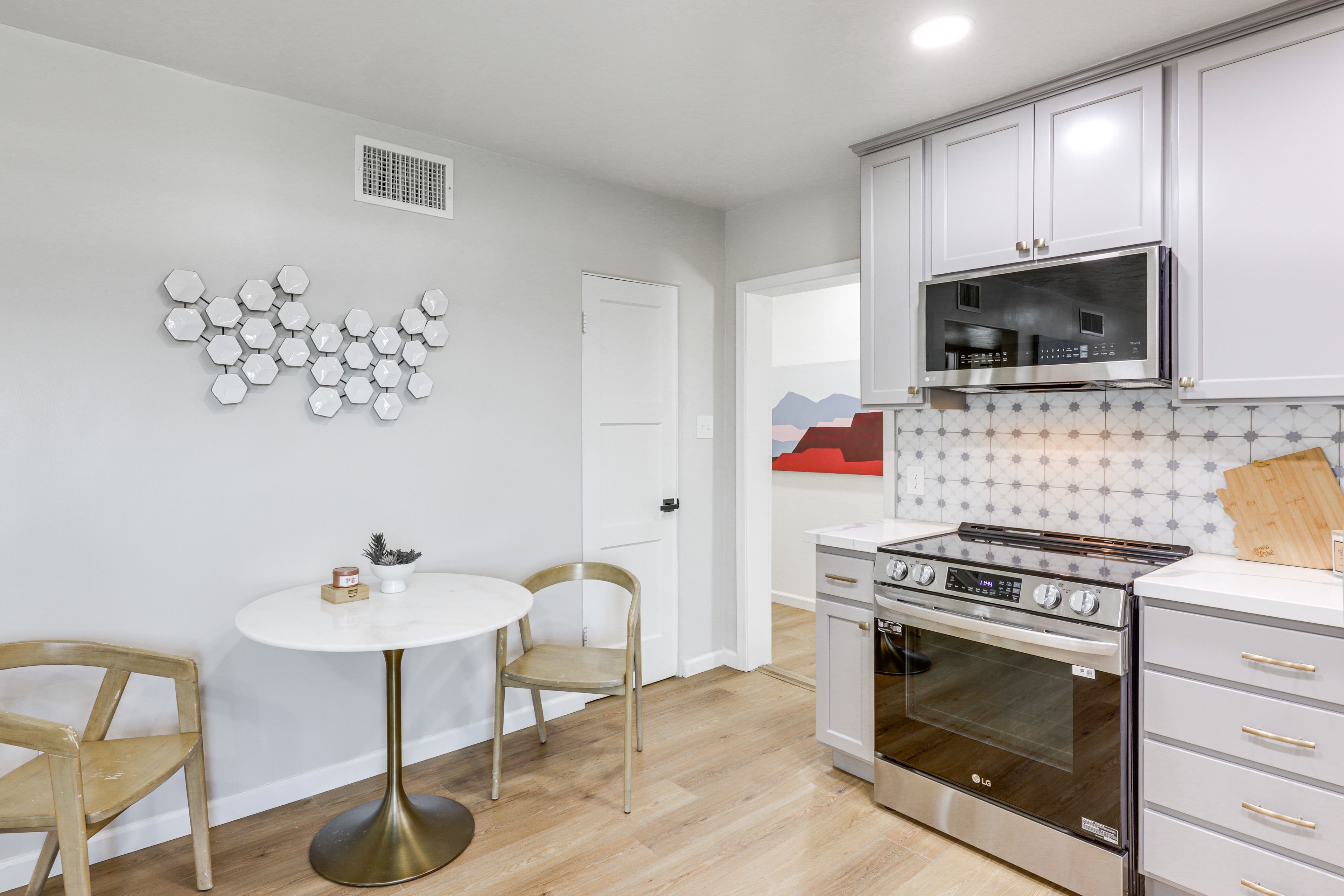 Dining Area | Dishware/Flatware Provided