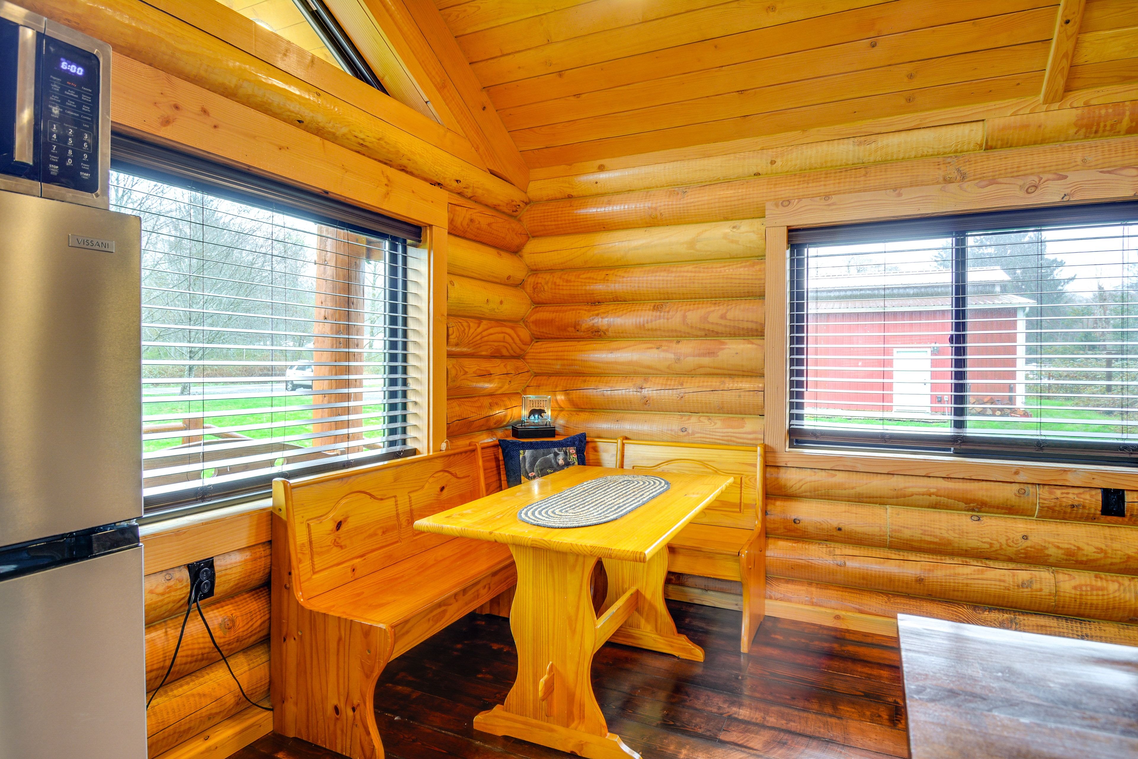 Dining Area | Dishware/Flatware Provided | 1st Floor
