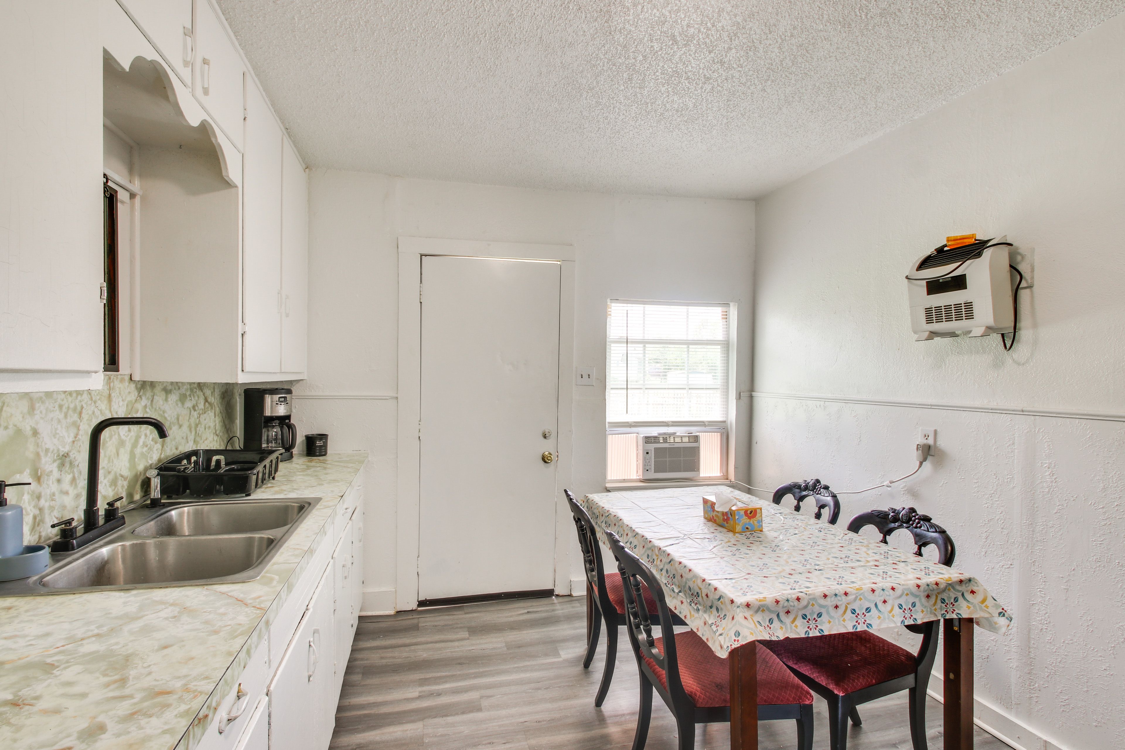 Eat-In Kitchen