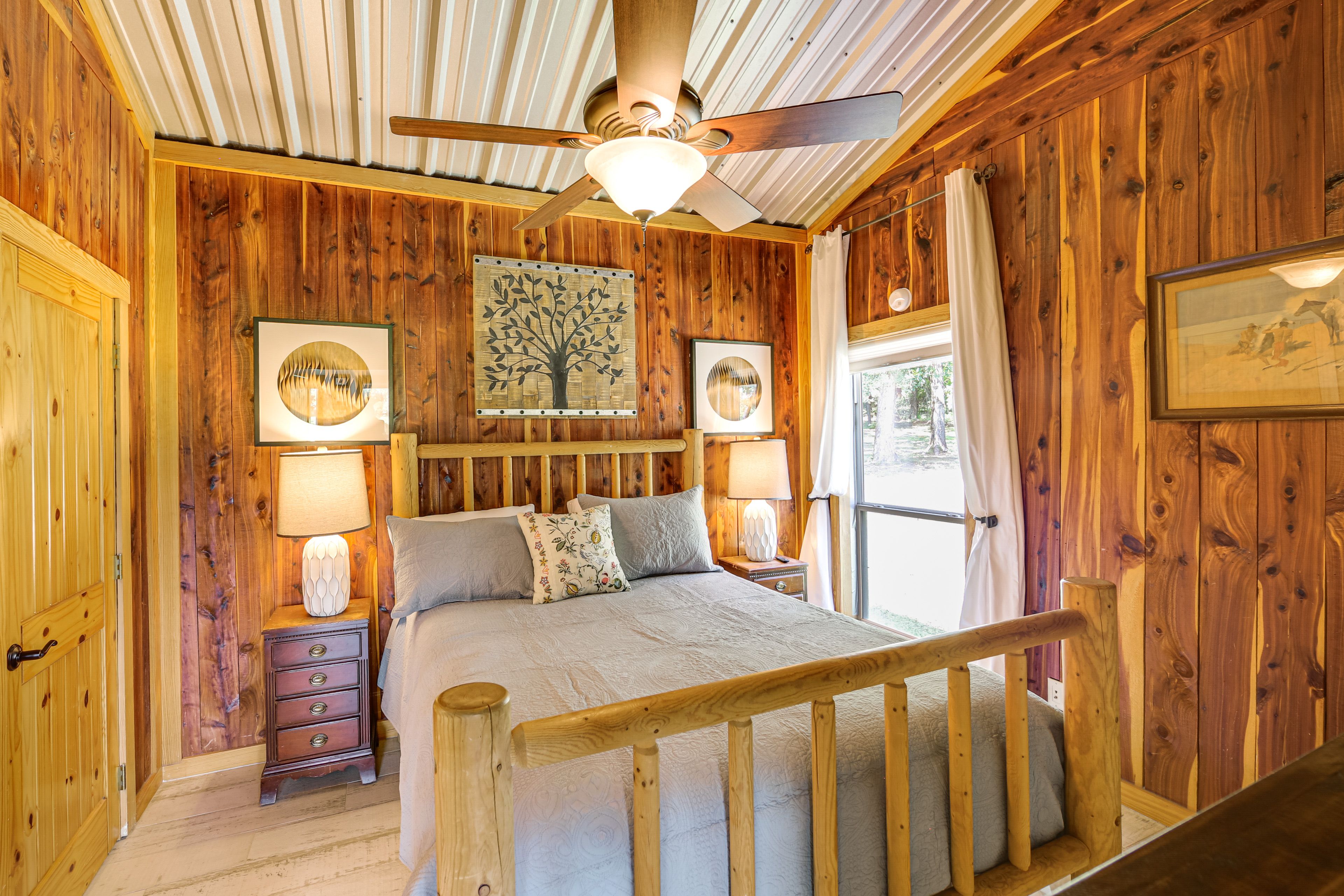 Bedroom 1 | Queen Bed