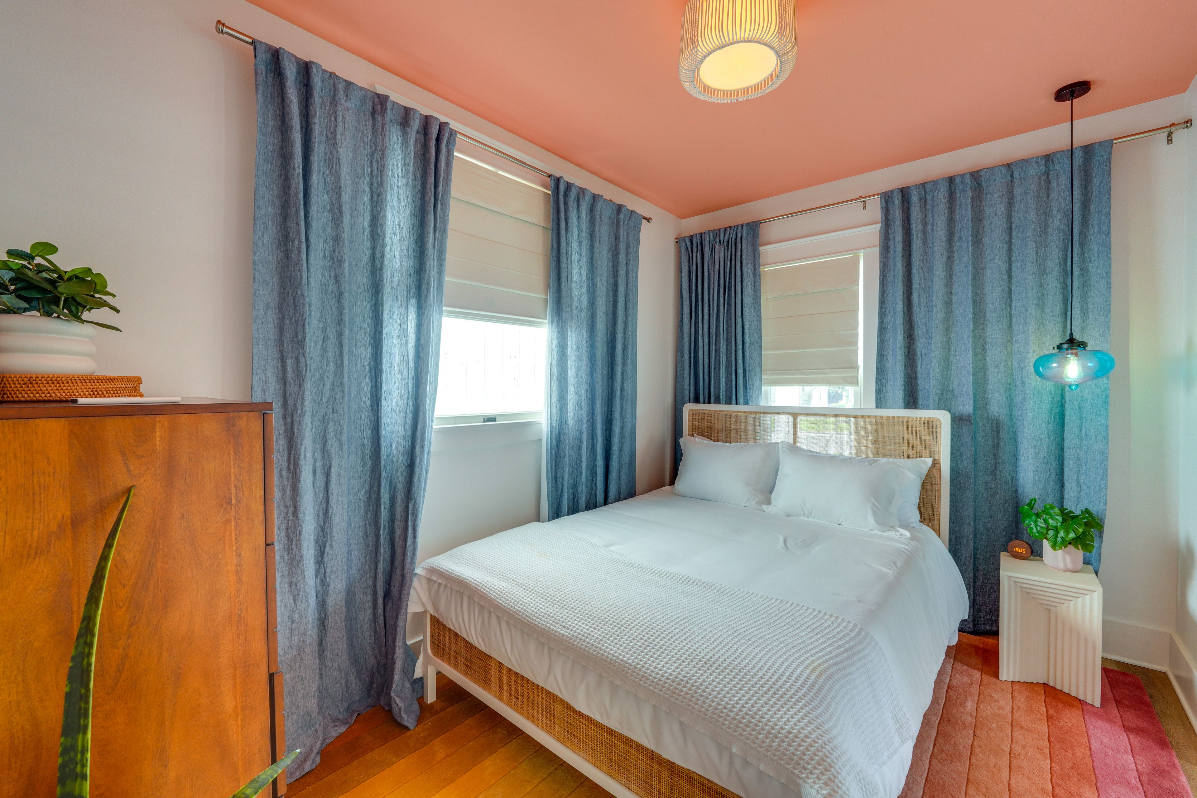 Bedroom 1 | Queen Bed