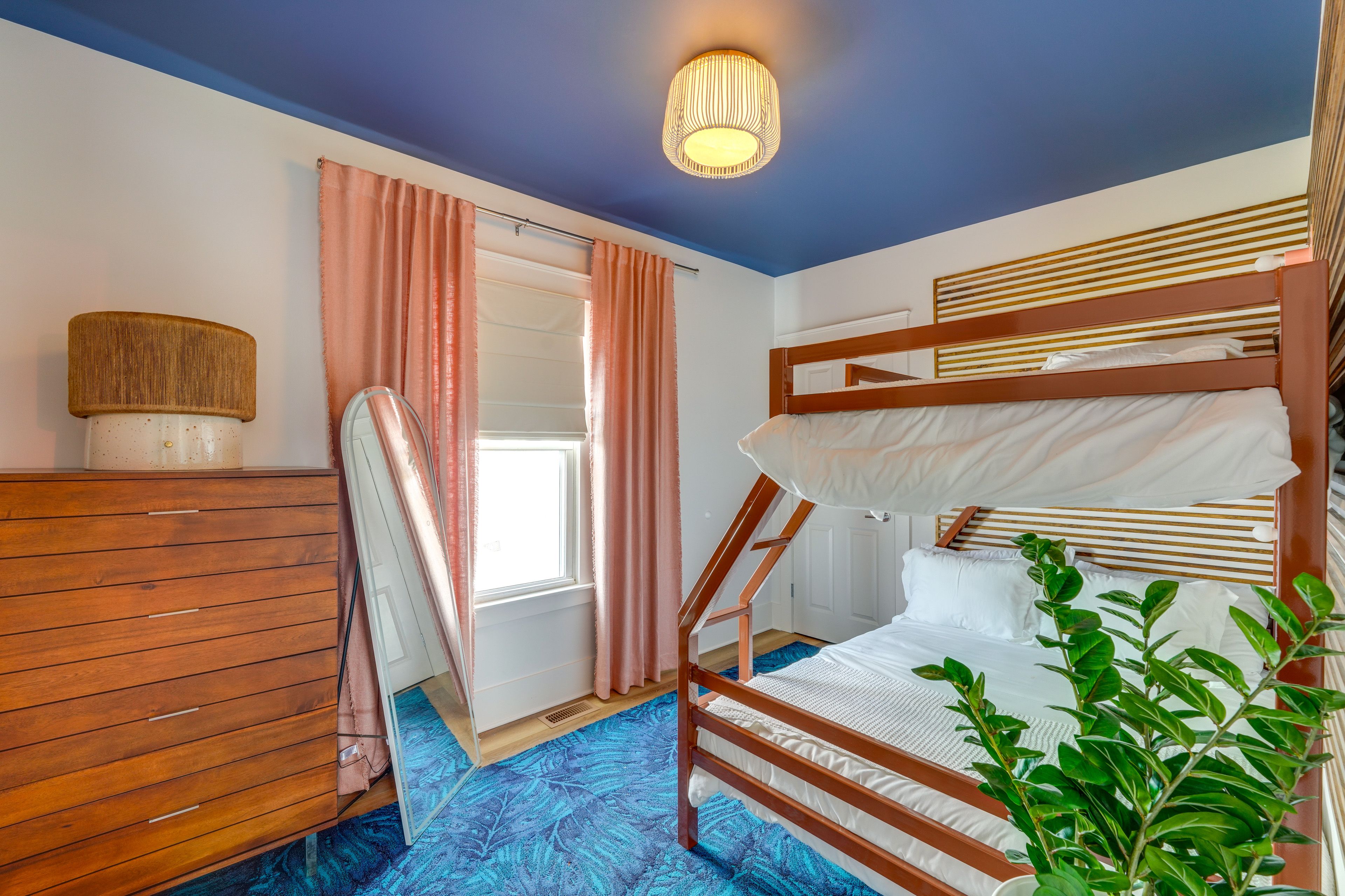 Bedroom 2 | Twin/Full Bunk Bed