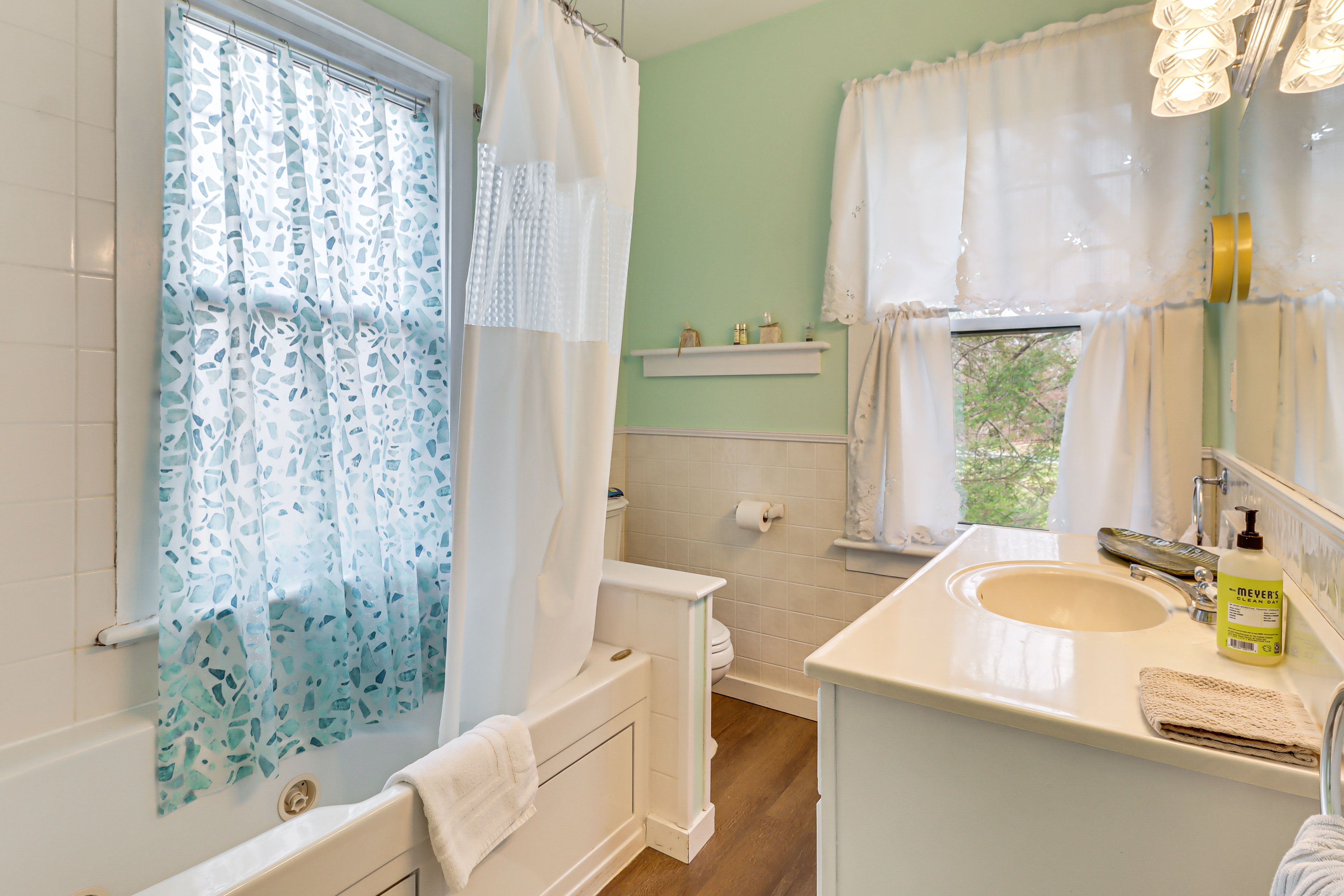 En-Suite Bathroom | 2nd Floor