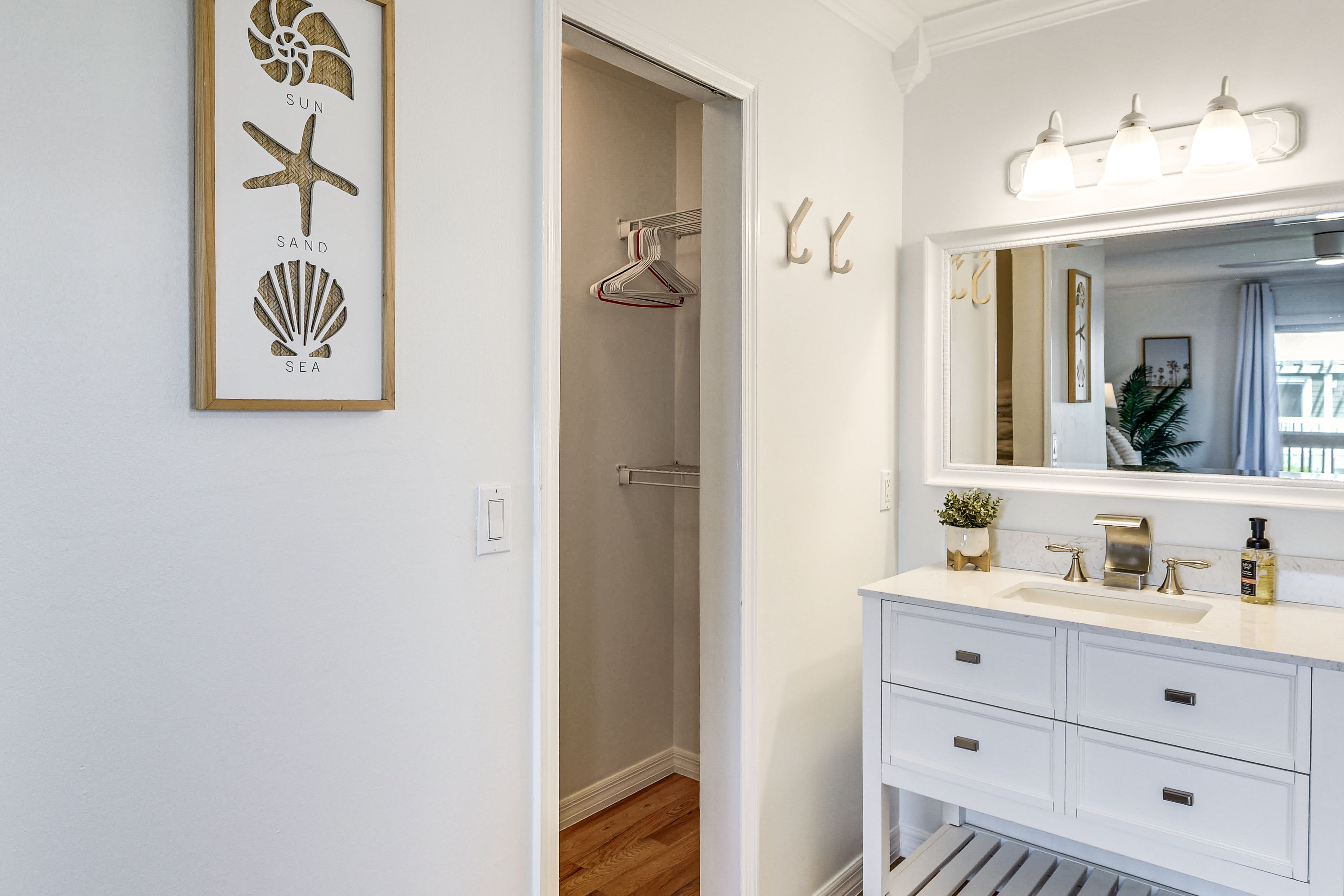 En-Suite Bathroom | Towels & Linens Provided | 2nd Floor