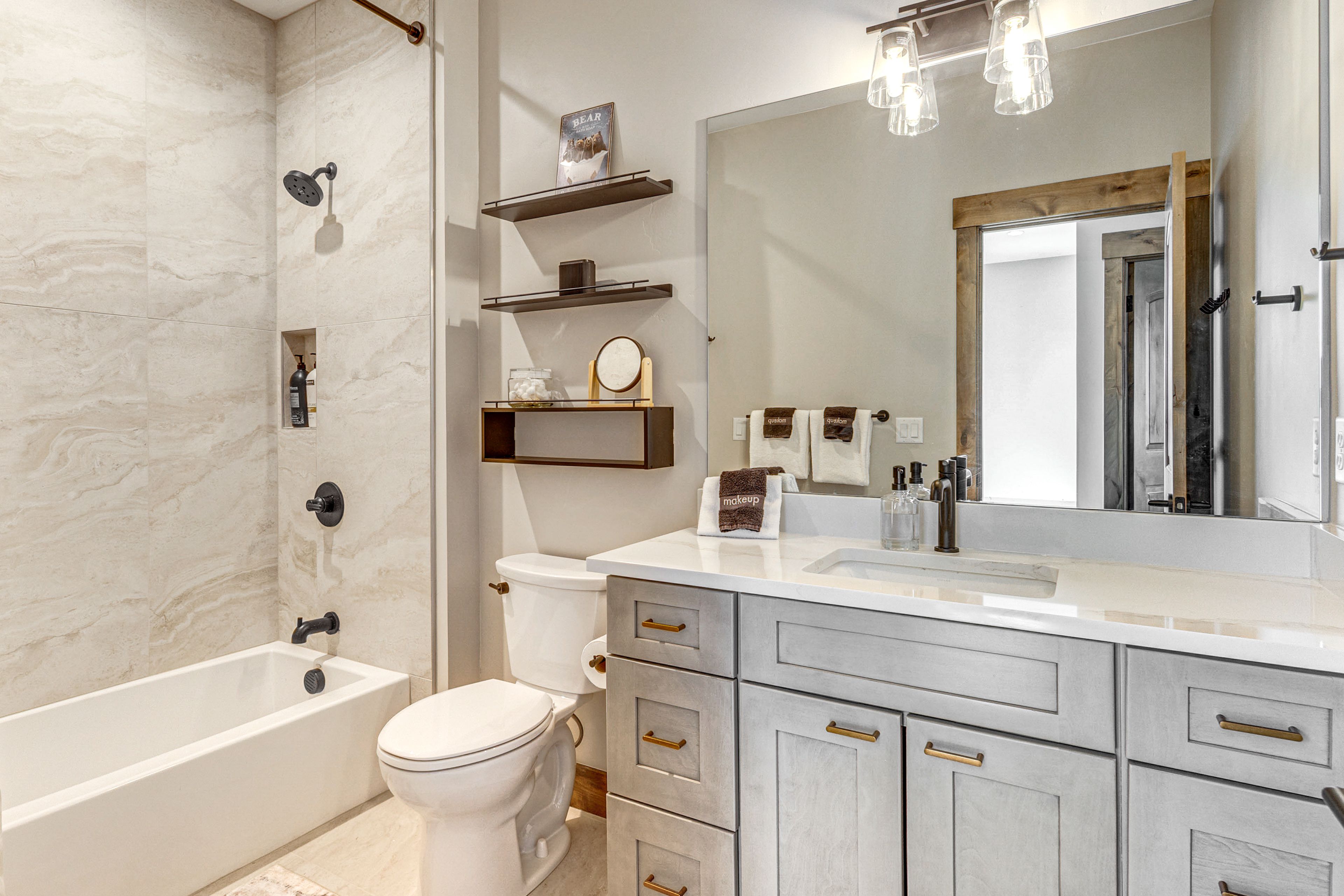 Bathroom | 2nd Floor