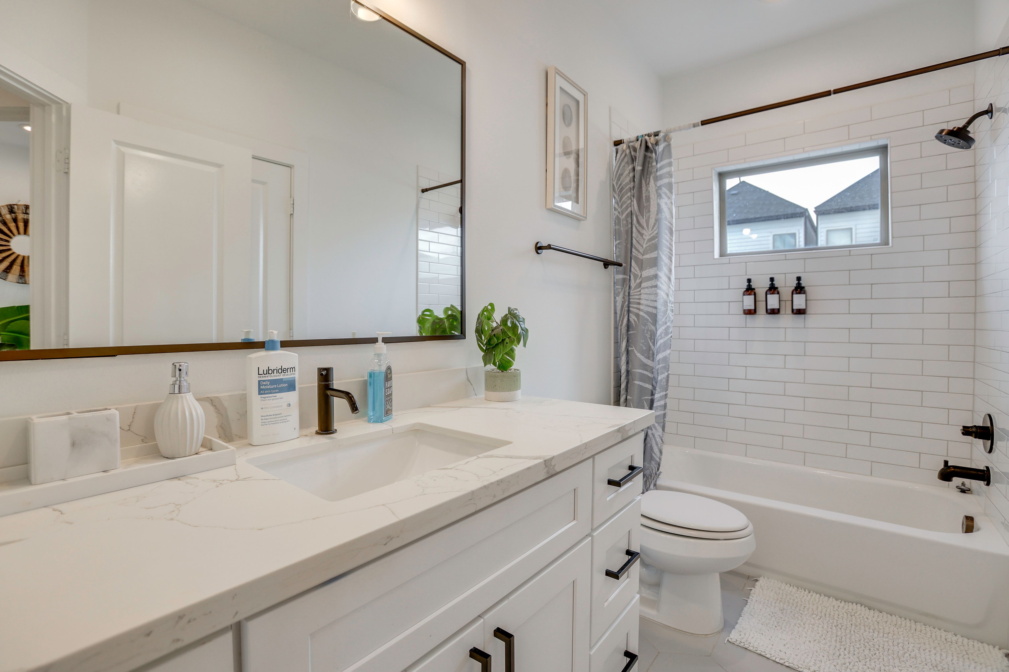 Full Bathroom | 2nd Floor