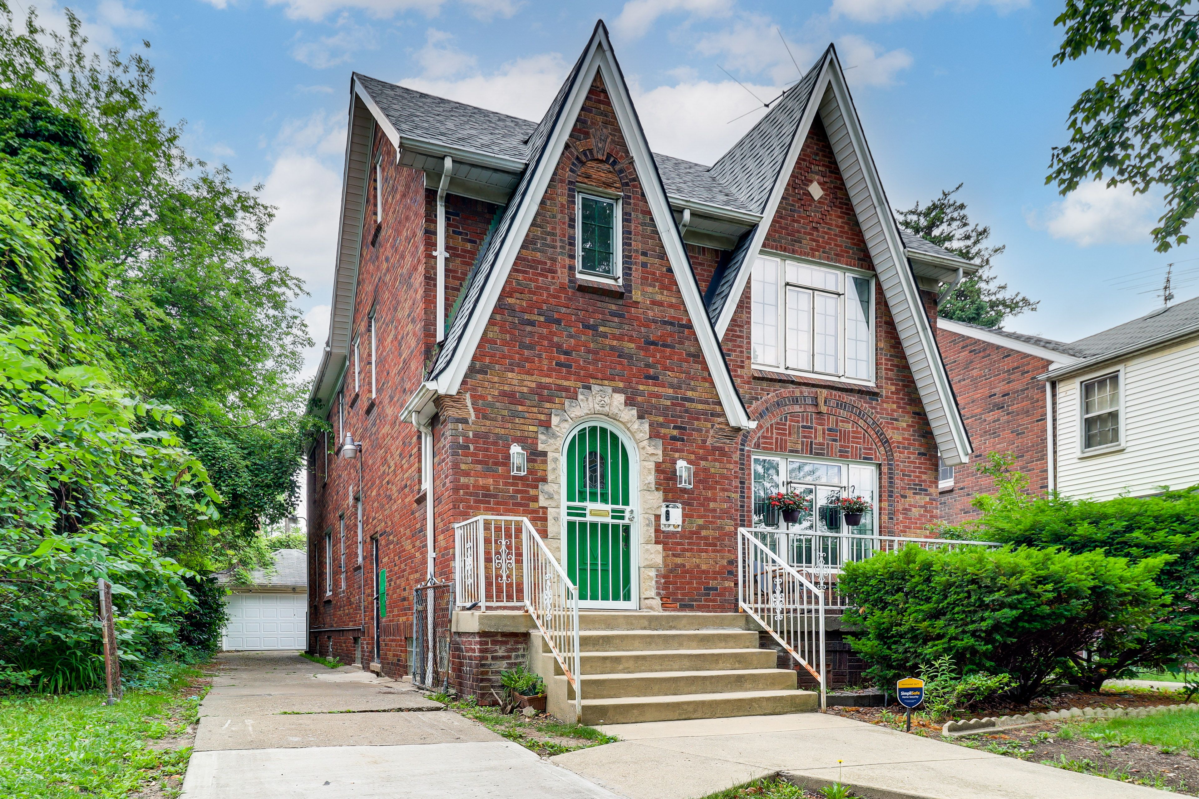 Walk to Grand River Avenue Attractions