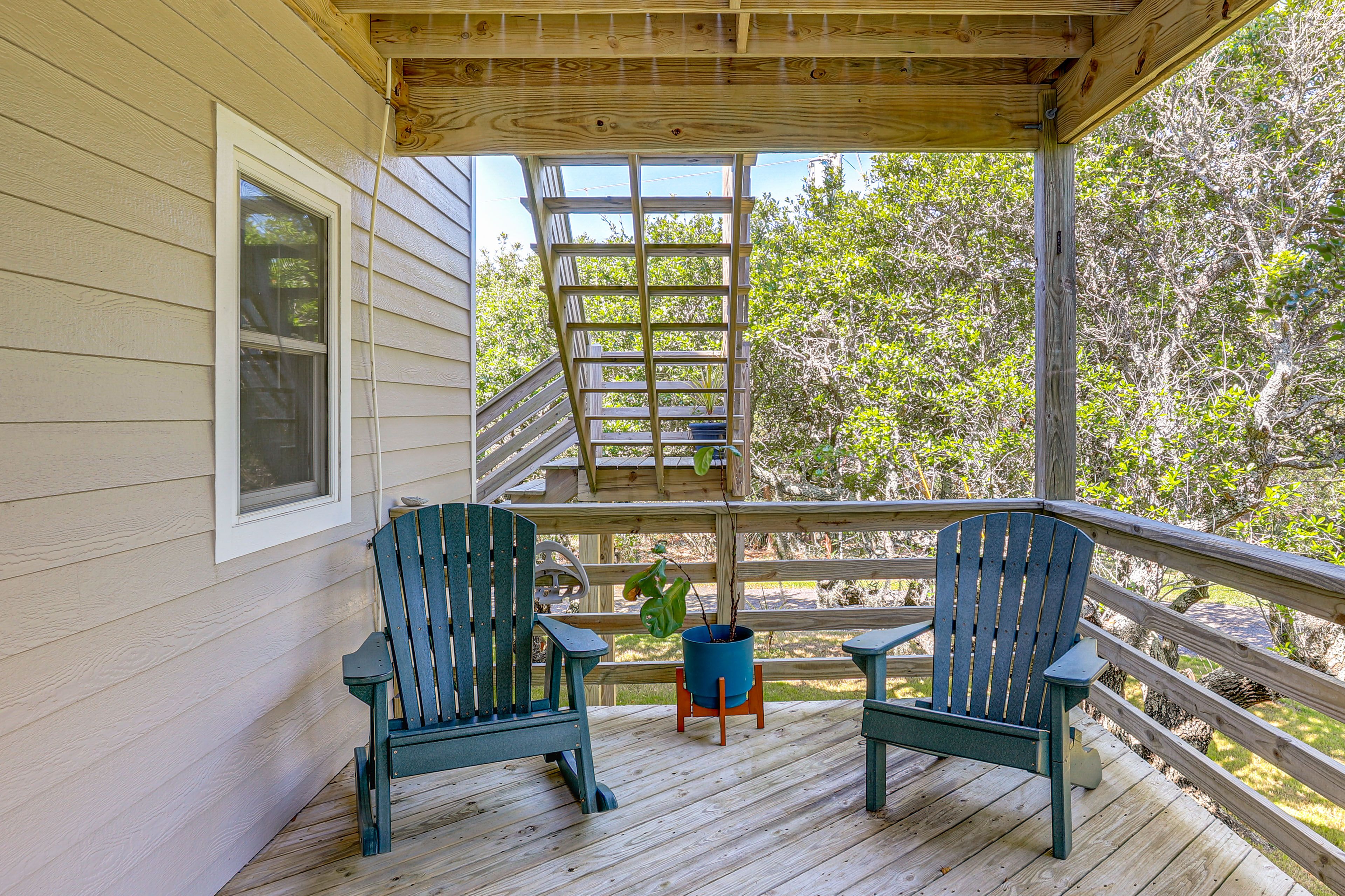 Private Covered Back Deck w/ Seating