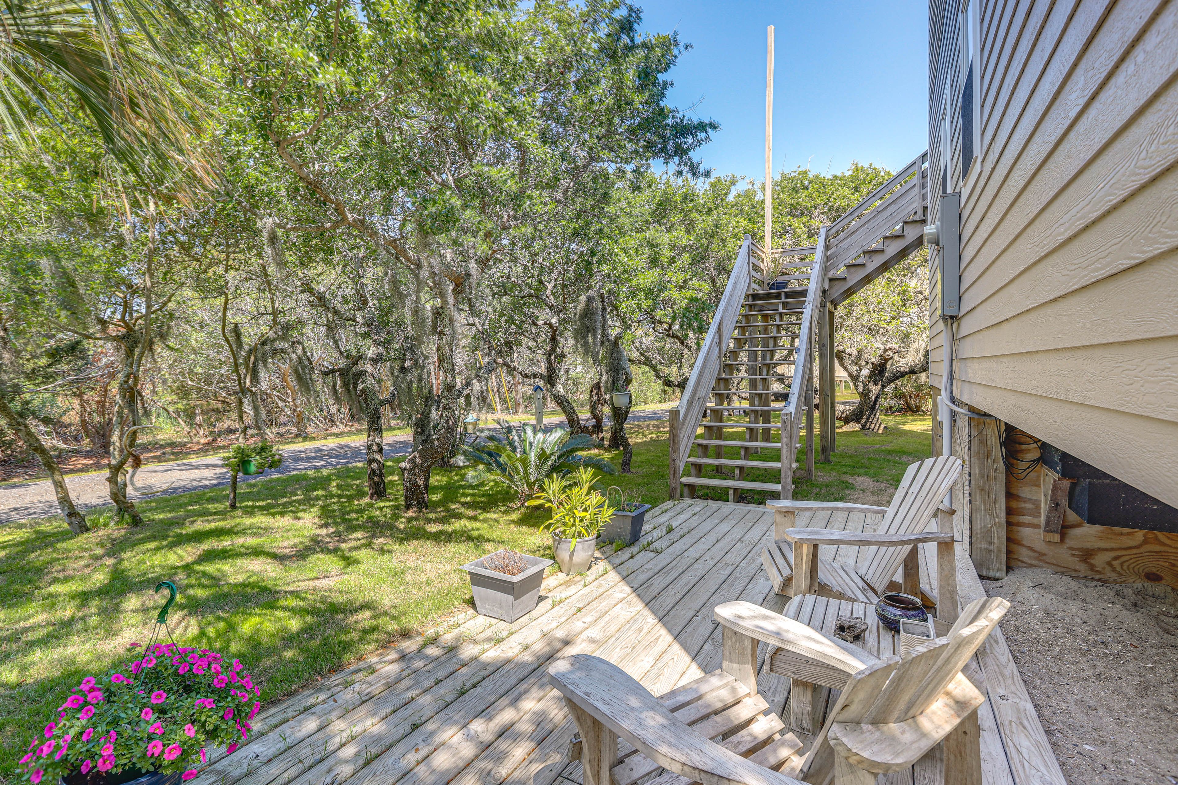 Shared Back Deck w/ Seating