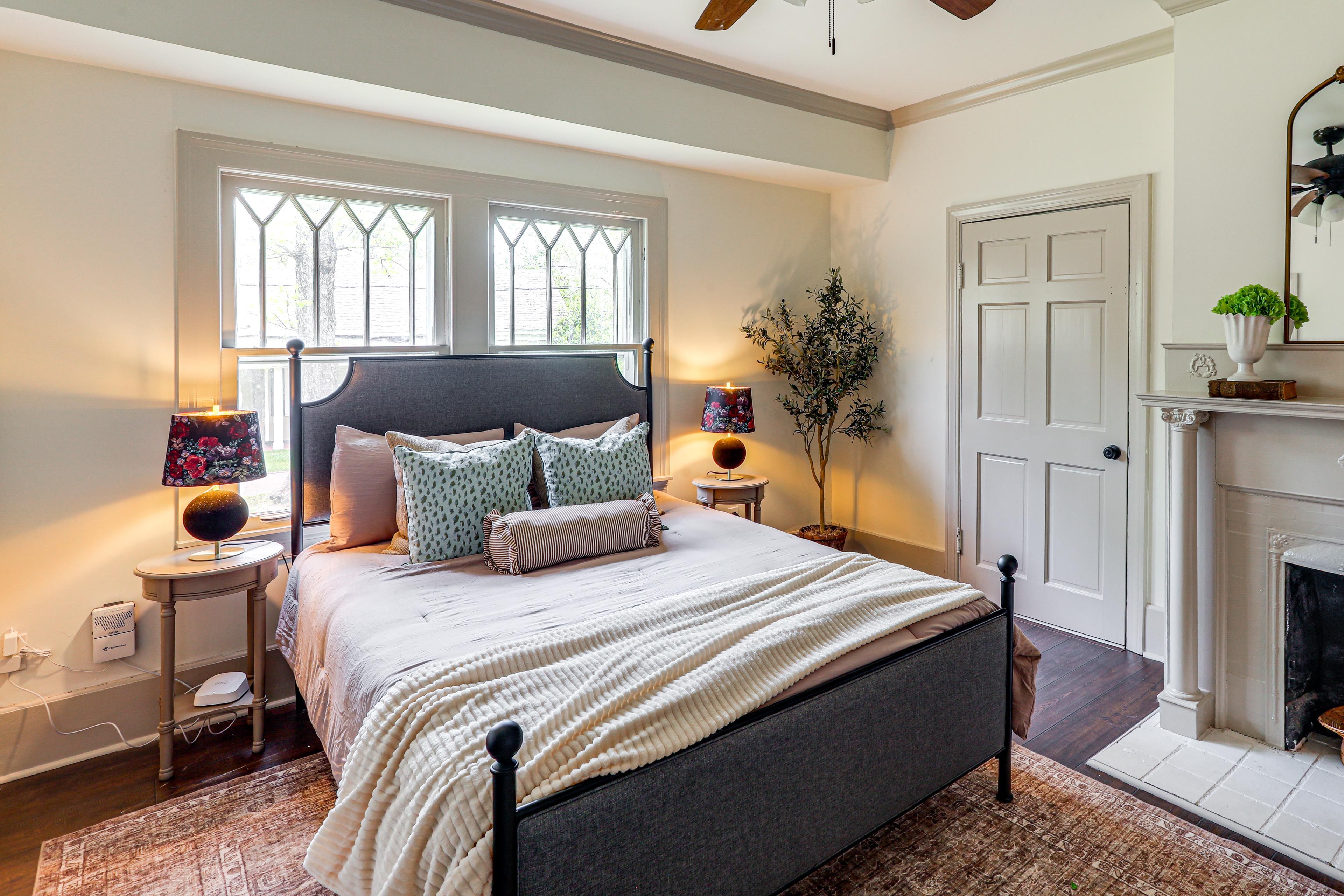 Bedroom 1 | Queen Bed