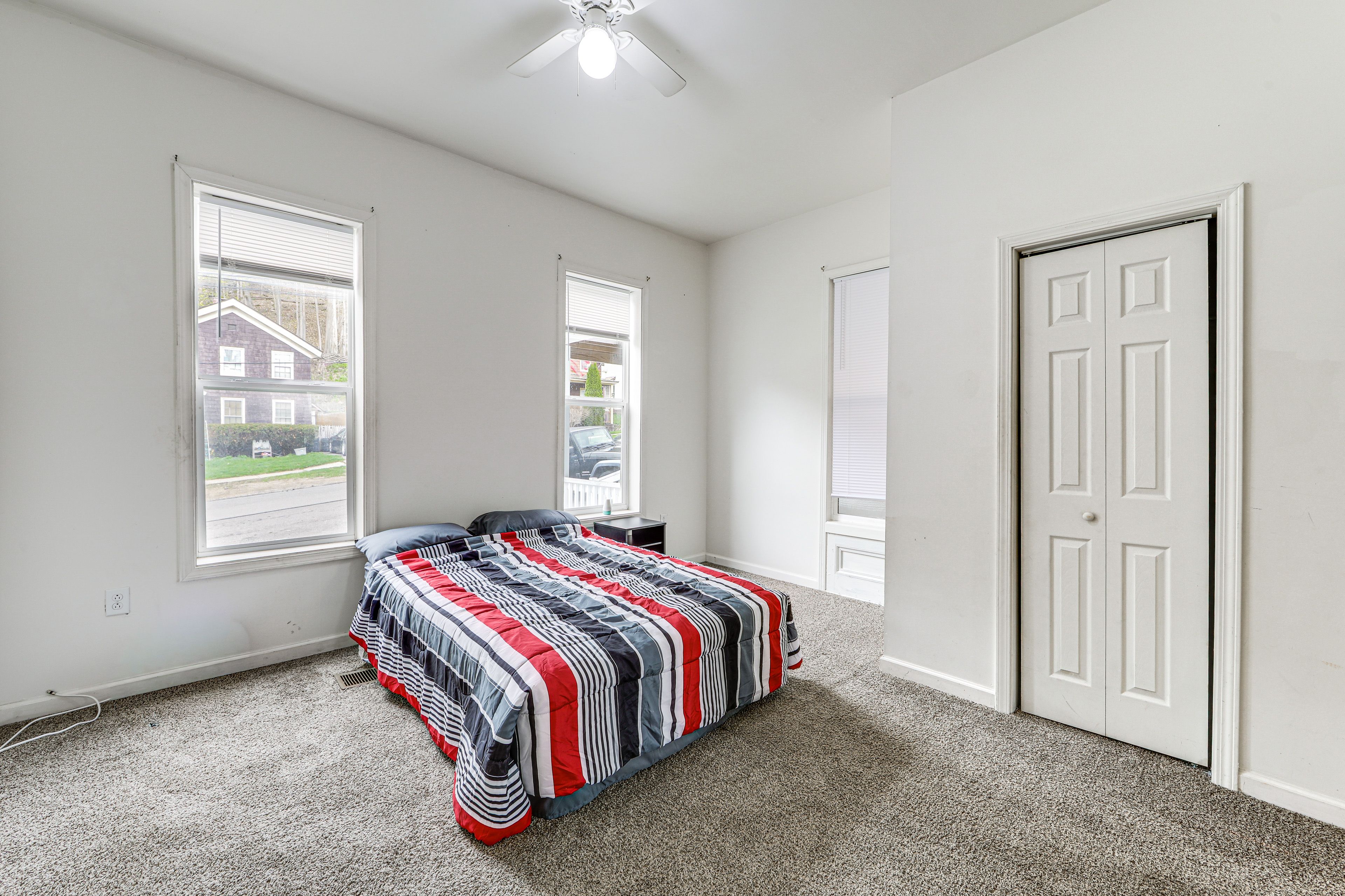 Bedroom 1 | Queen Bed
