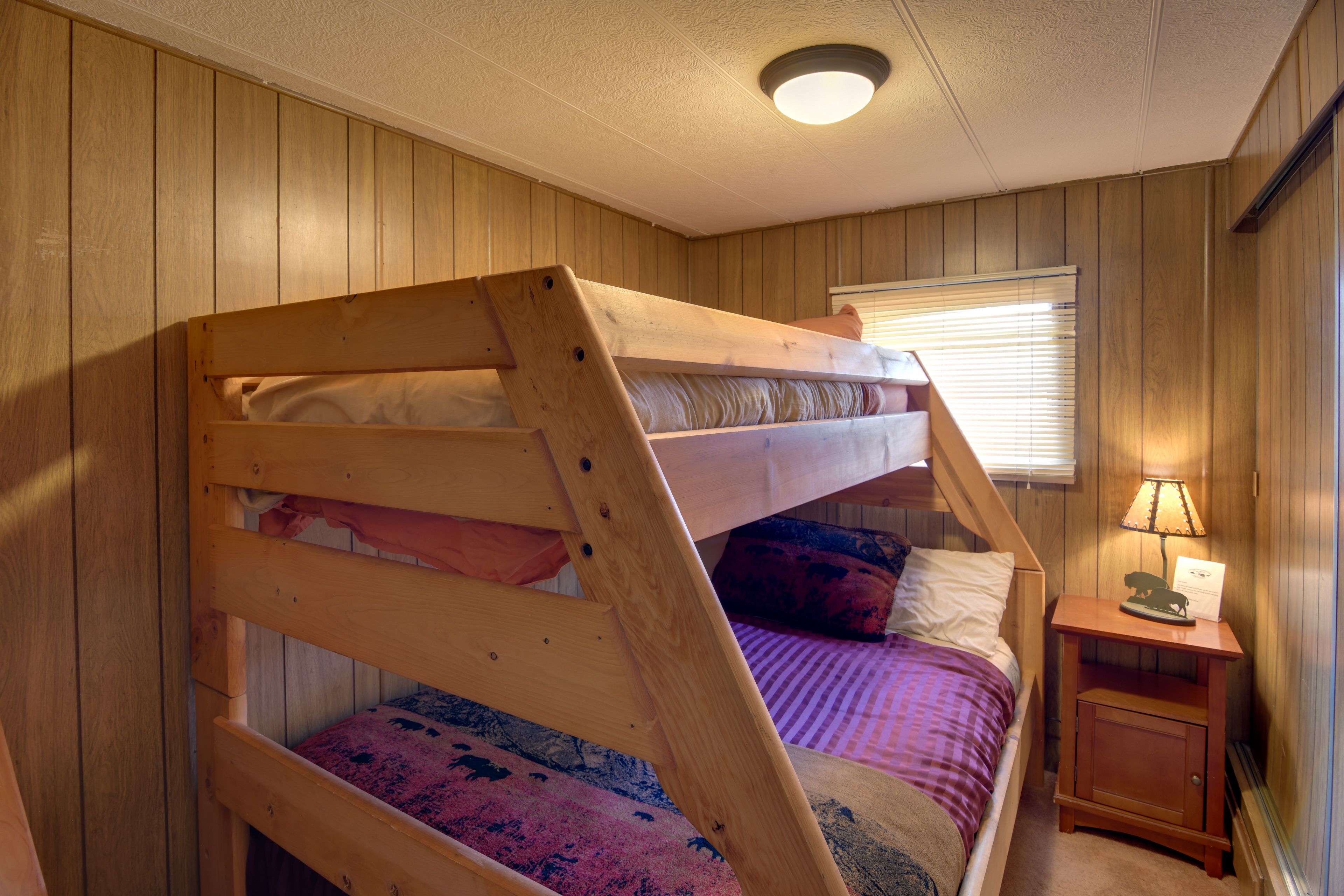 Bedroom 2 | Twin/Full Bunk Bed