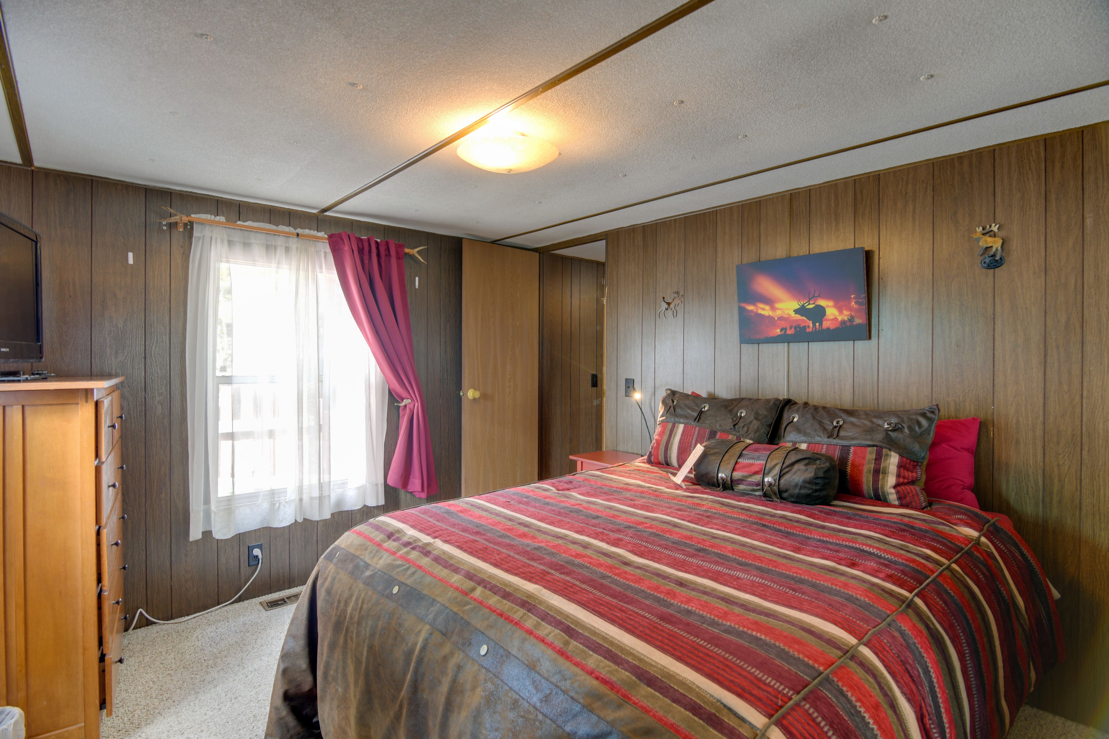 Bedroom 1 | Queen Bed