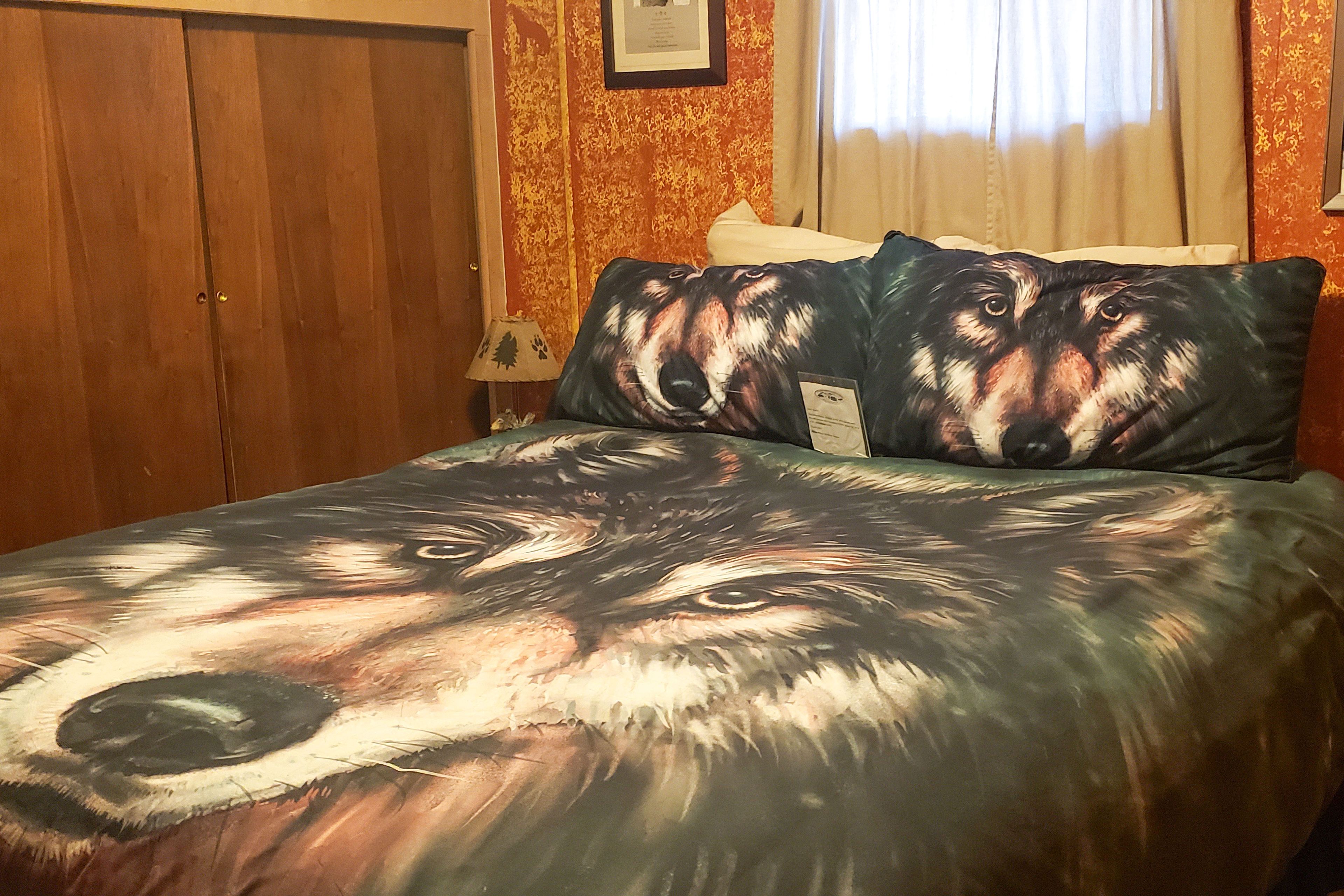 Bedroom 1 | Queen Bed