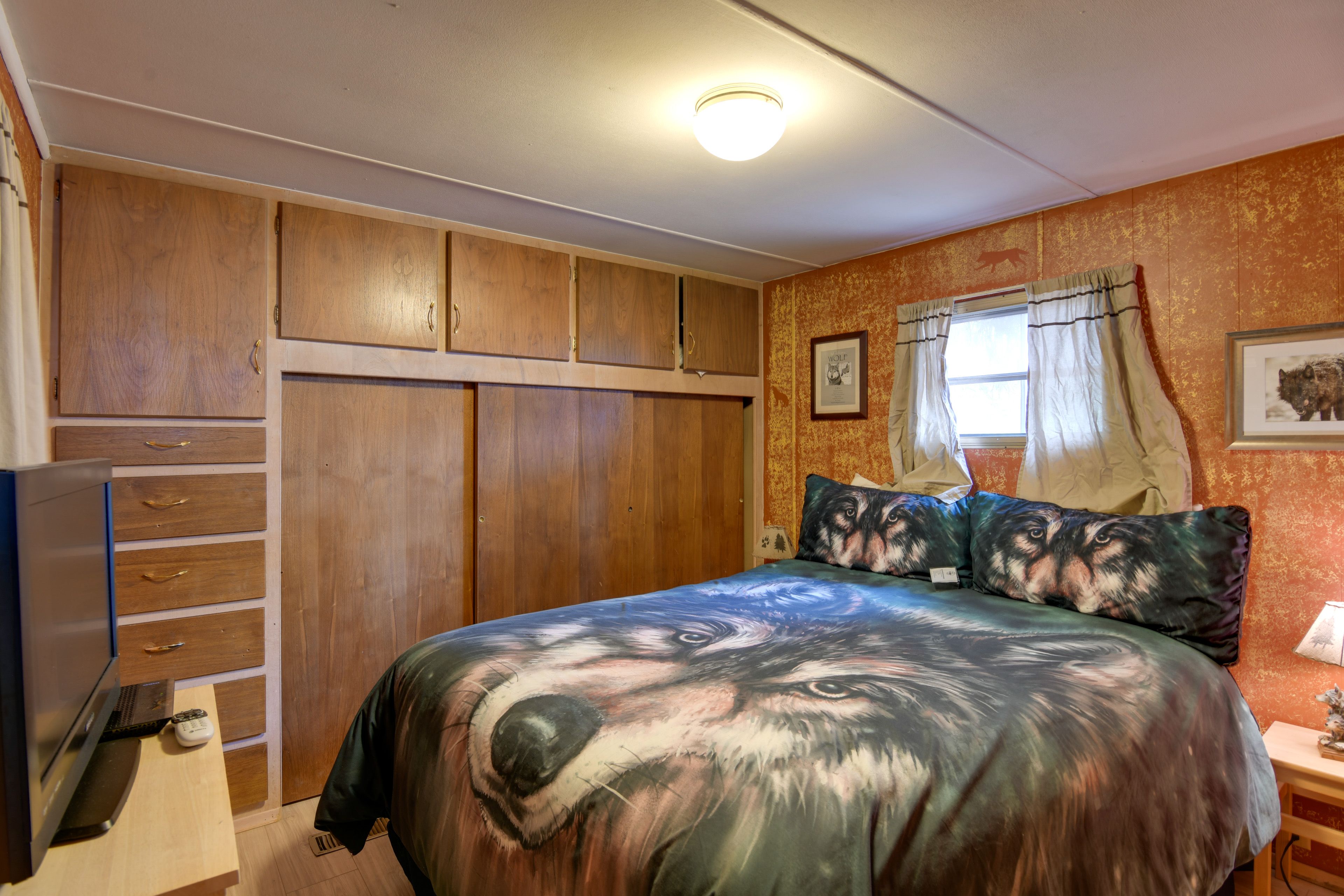 Bedroom 1 | Queen Bed