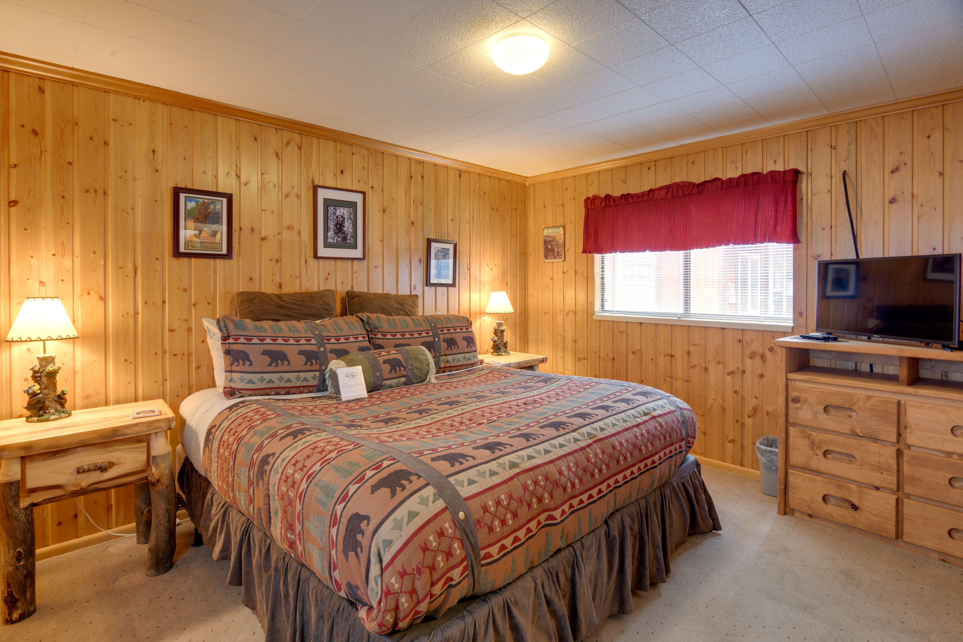 Bedroom 1 | King Bed | Flat-Screen TV