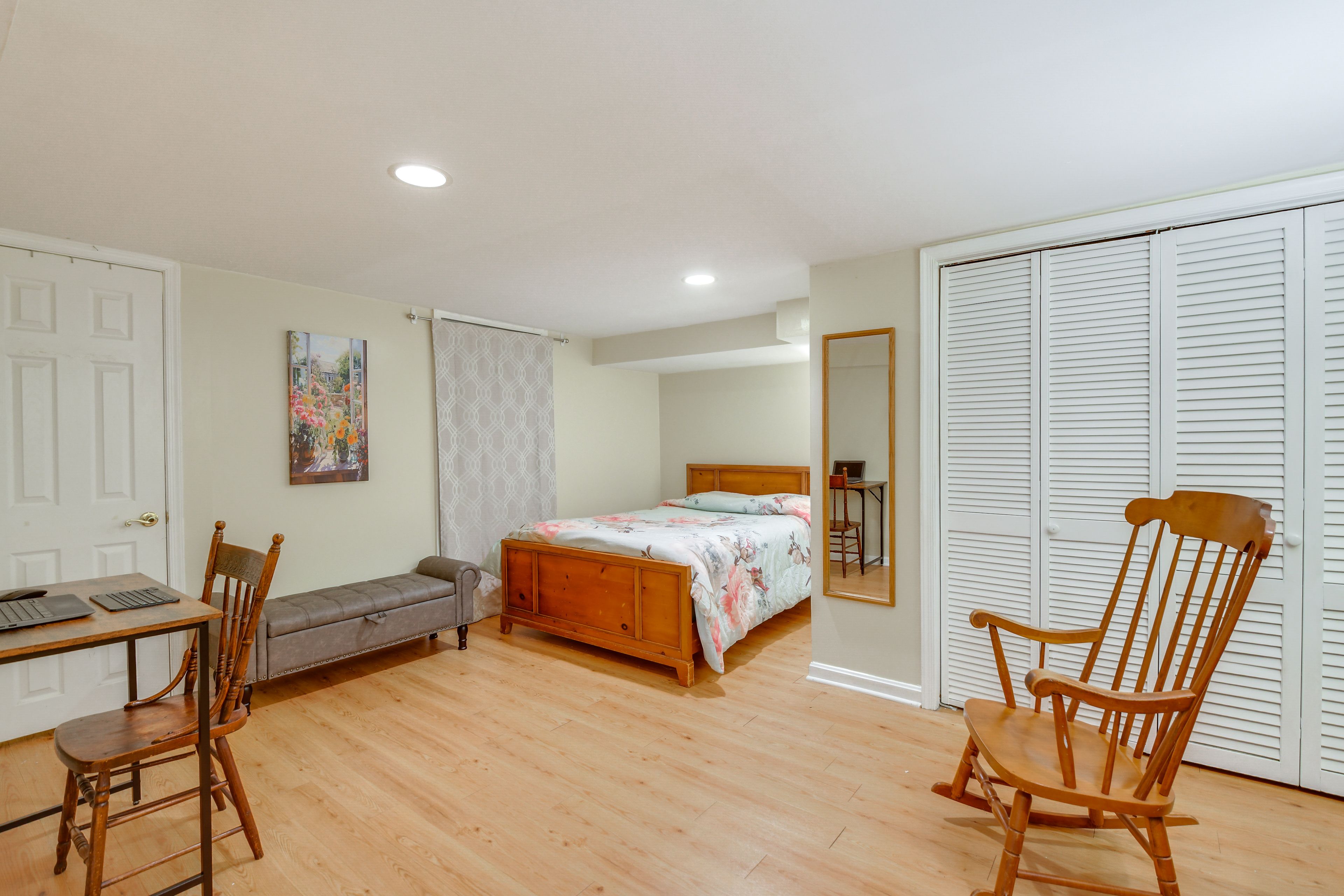 Bedroom | Full Bed | Desk