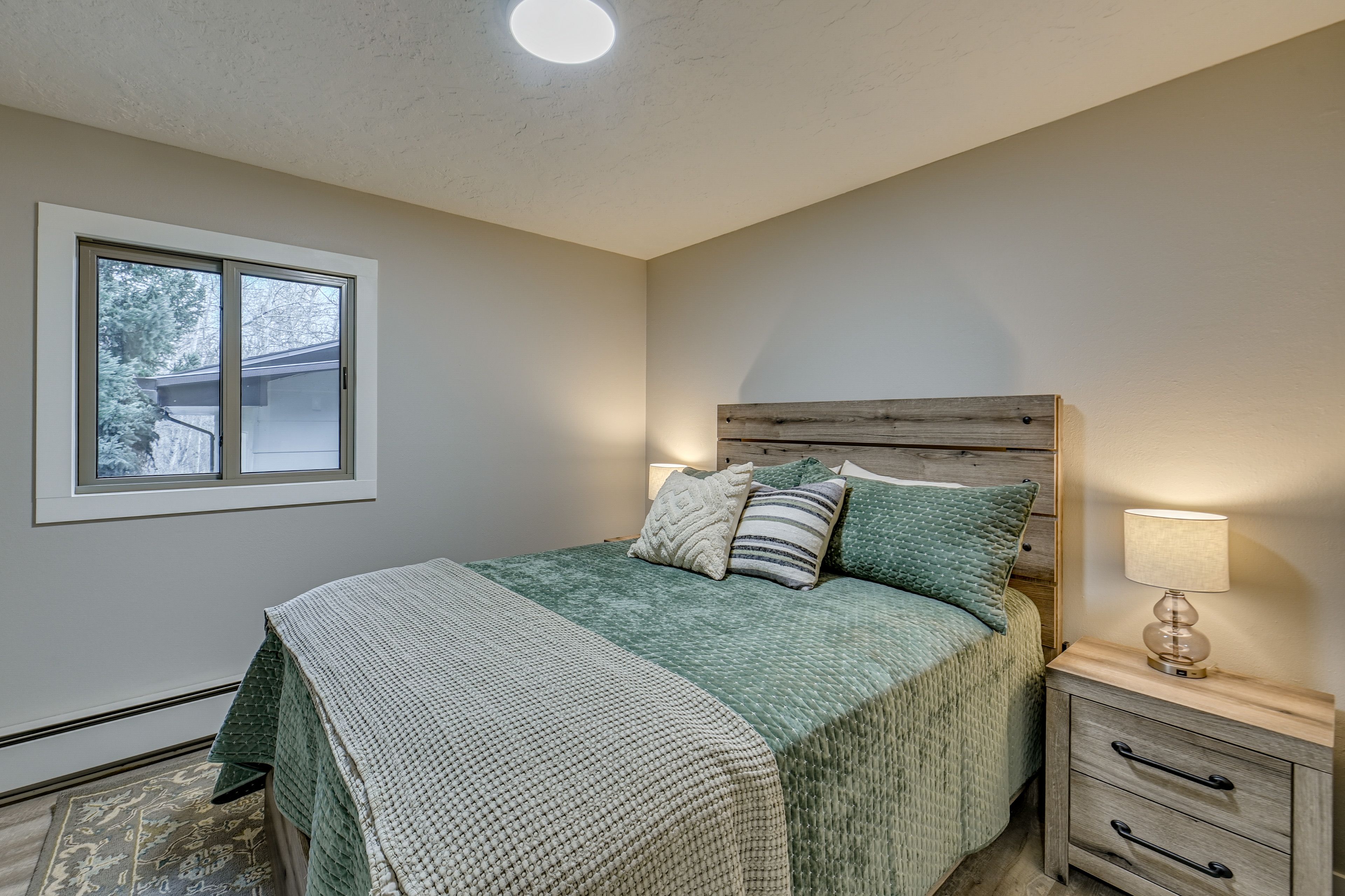 Bedroom 2 | Queen Bed | Main Floor
