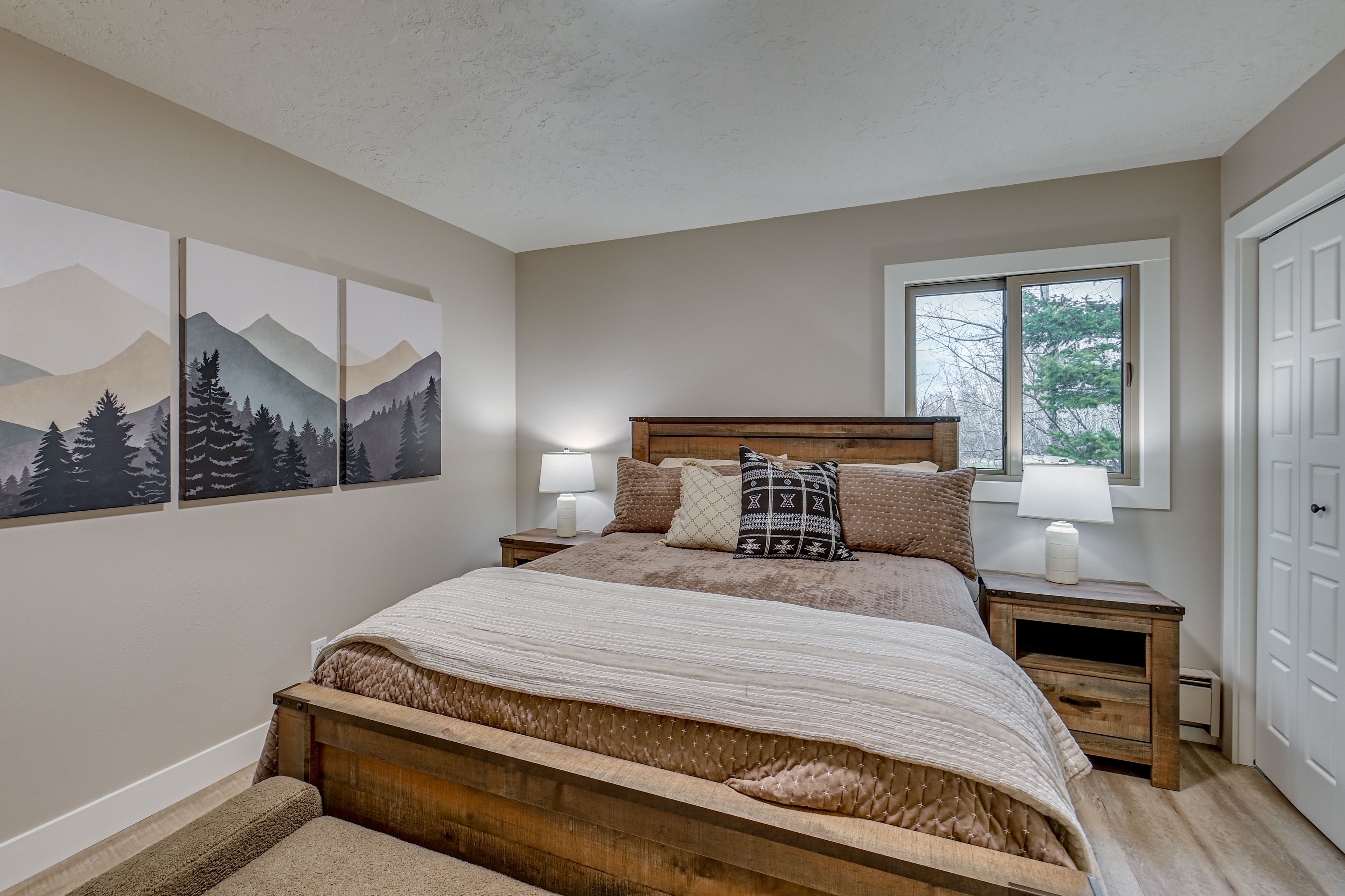 Bedroom 1 | Queen Bed | Main Floor