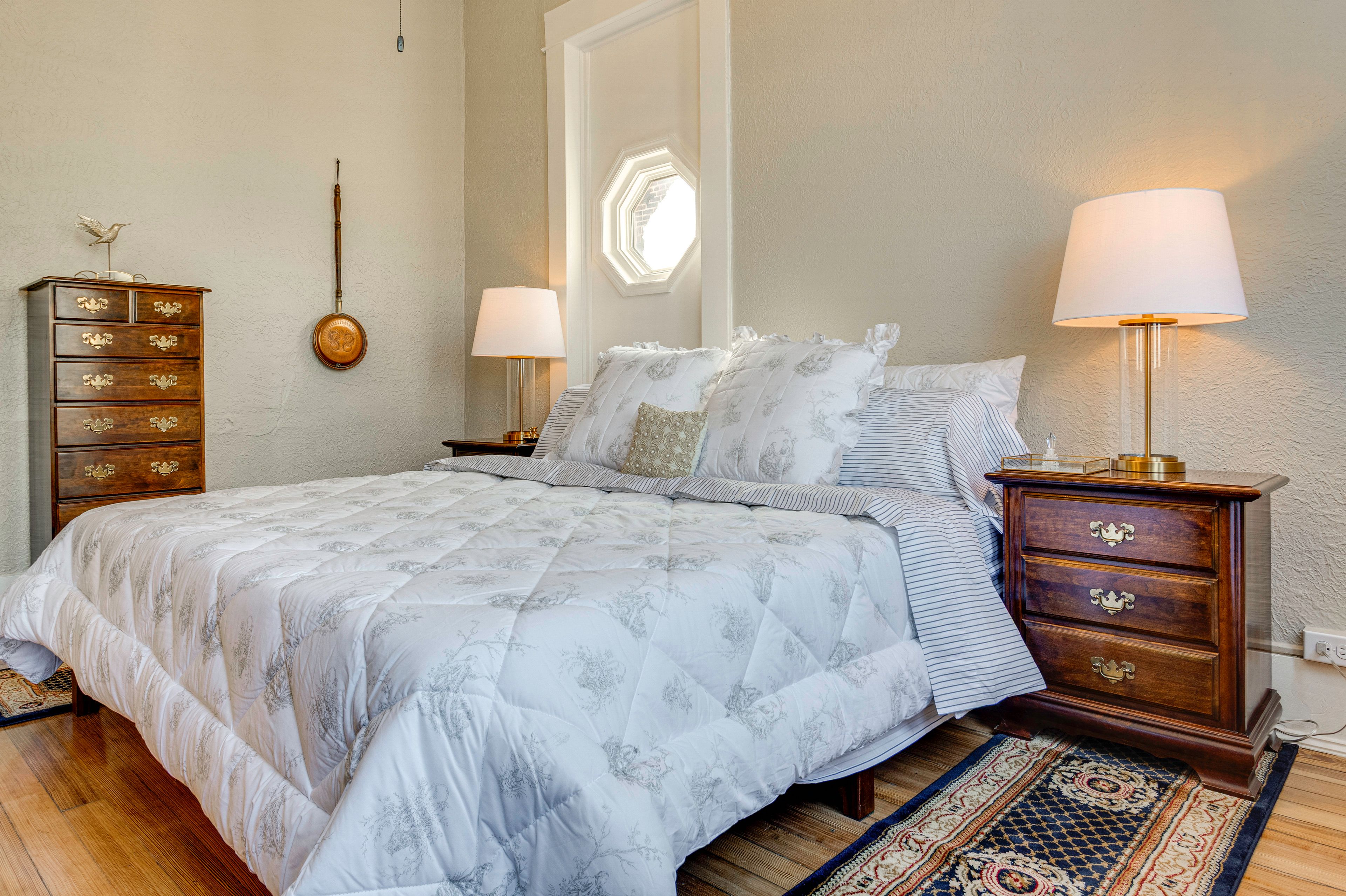 Bedroom | King Bed | Courthouse Views