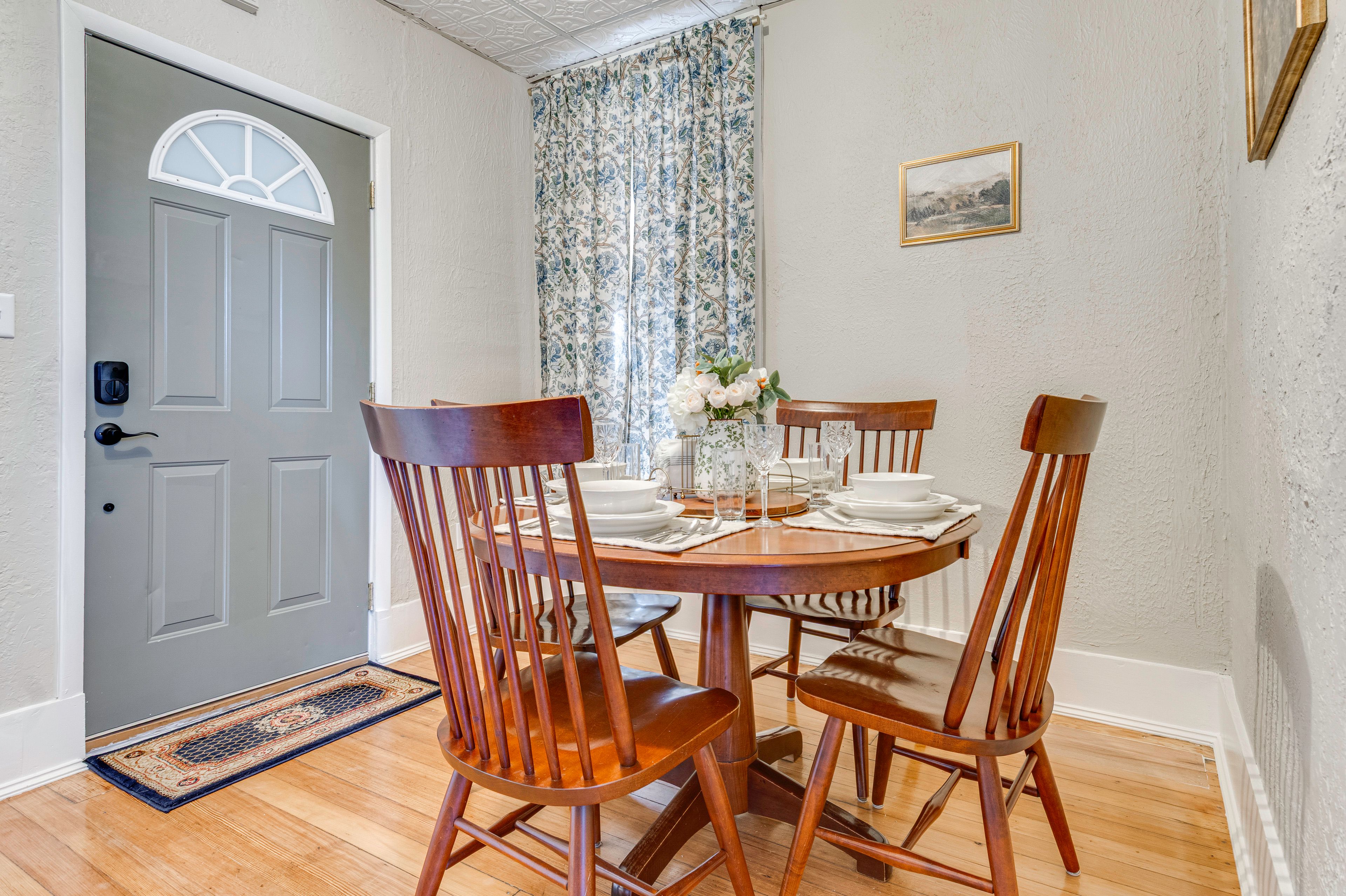 Dining Room | Dishes & Flatware Provided