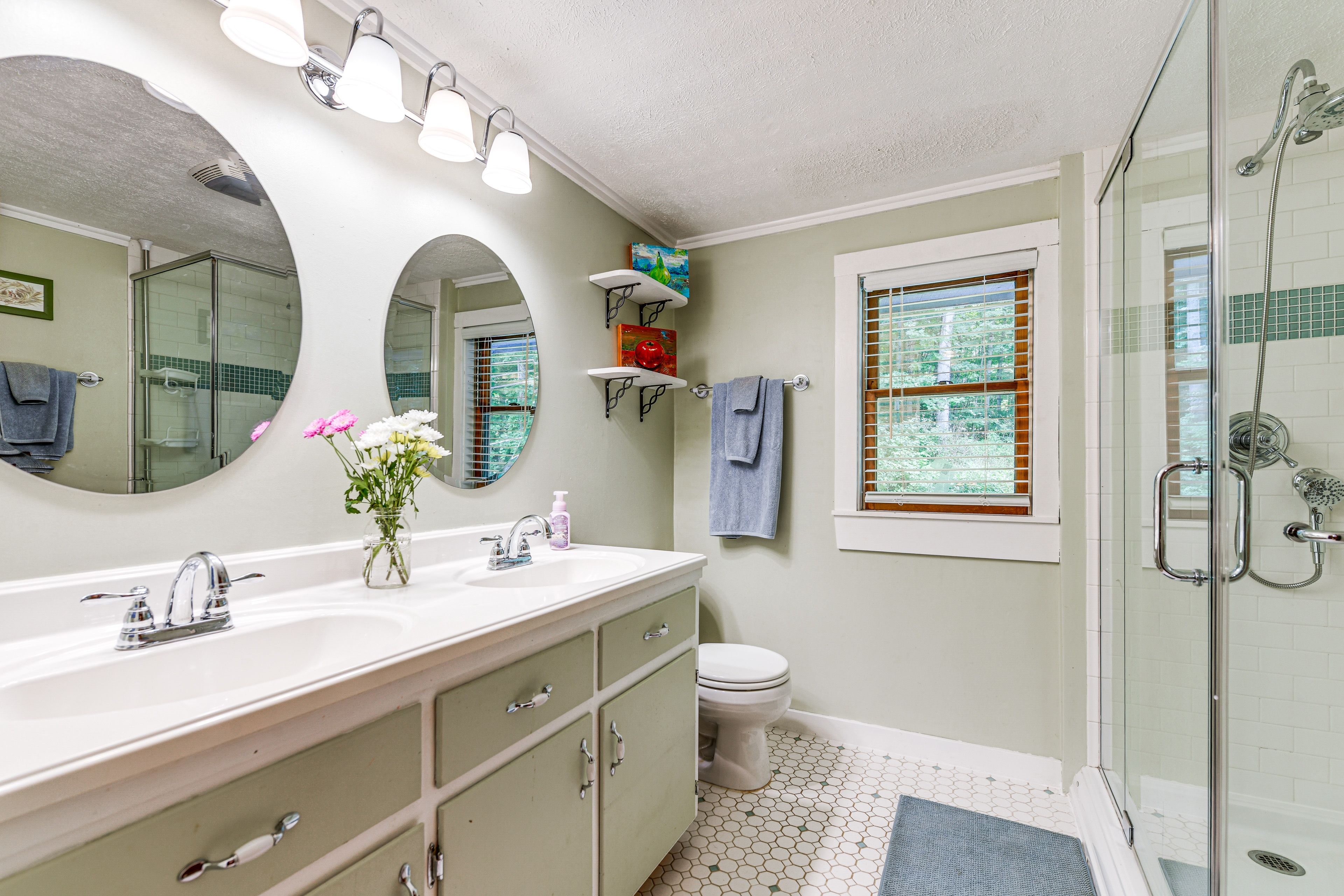Full Bathroom | 2nd Floor
