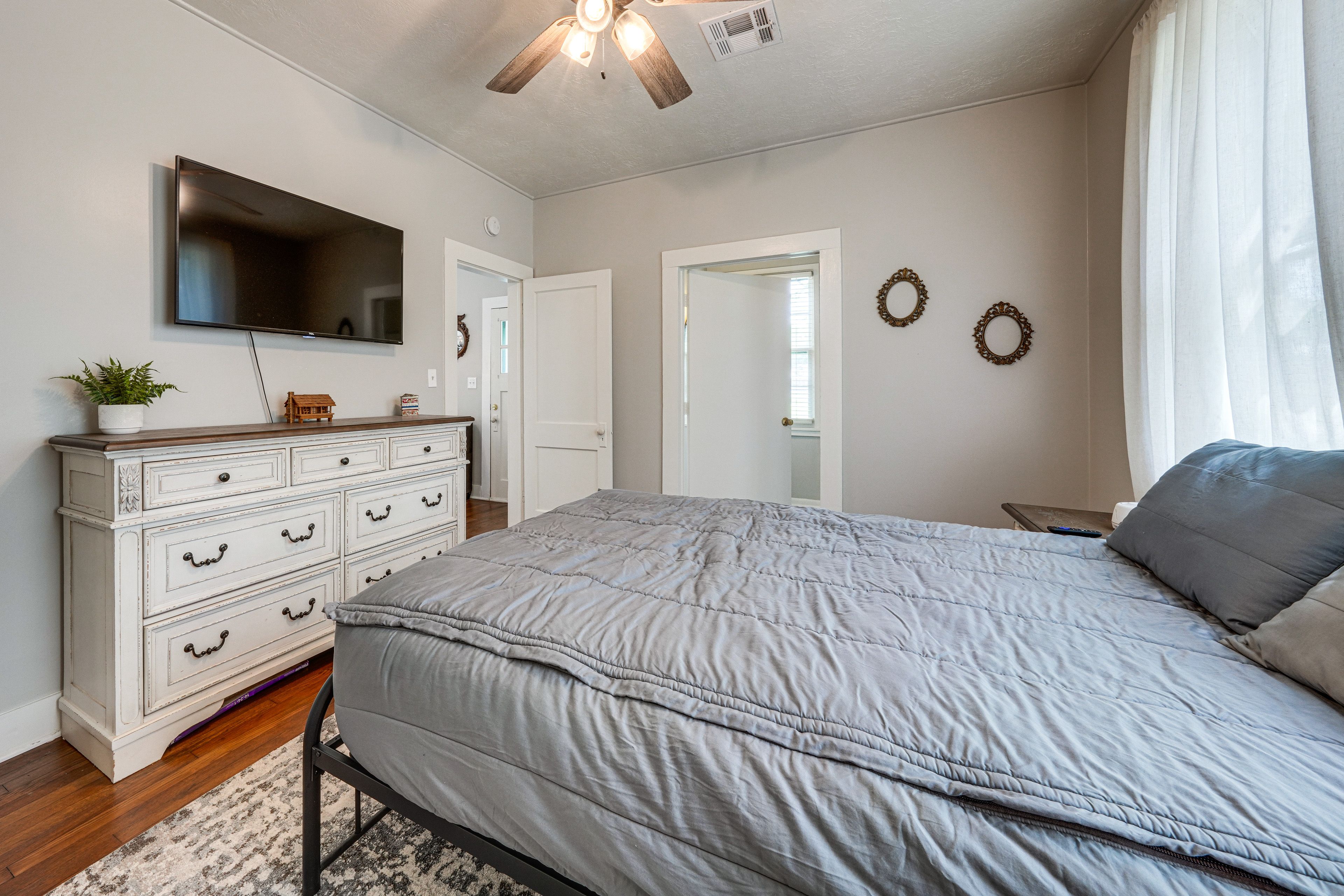 Bedroom 2 | Queen Bed