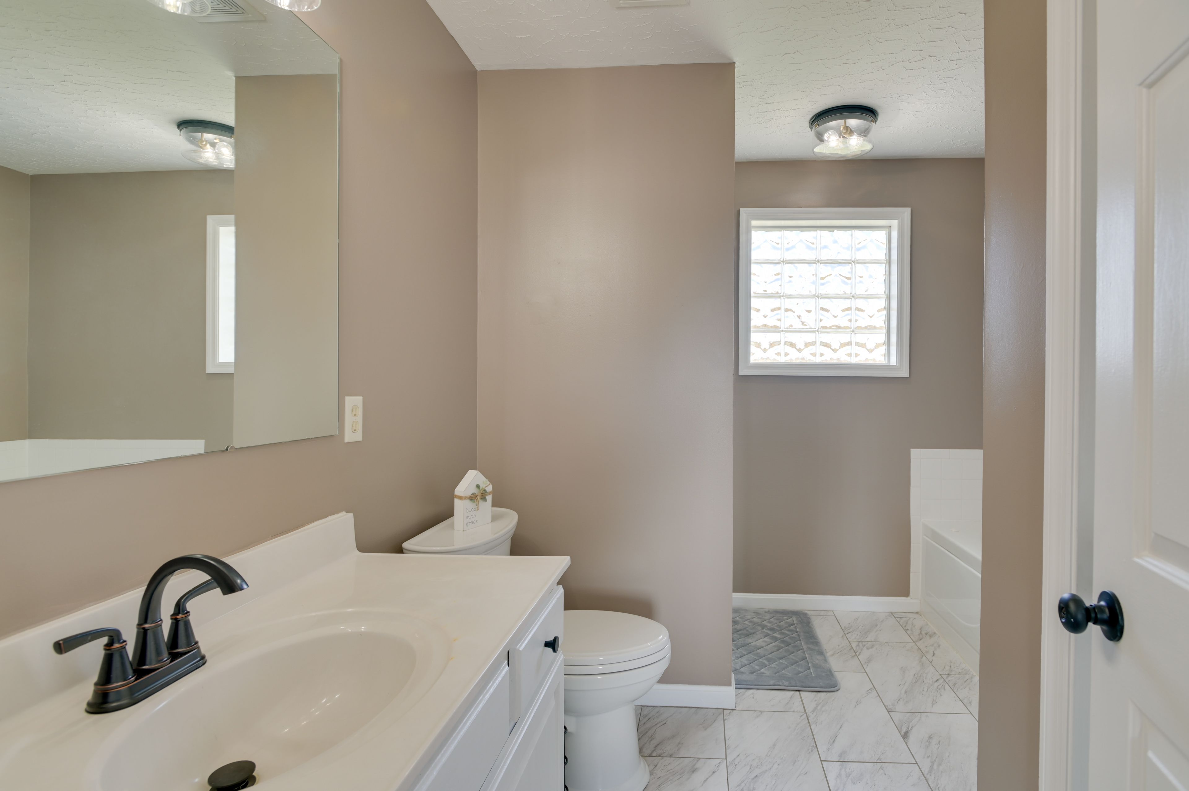 Full Bathroom | 2nd Floor