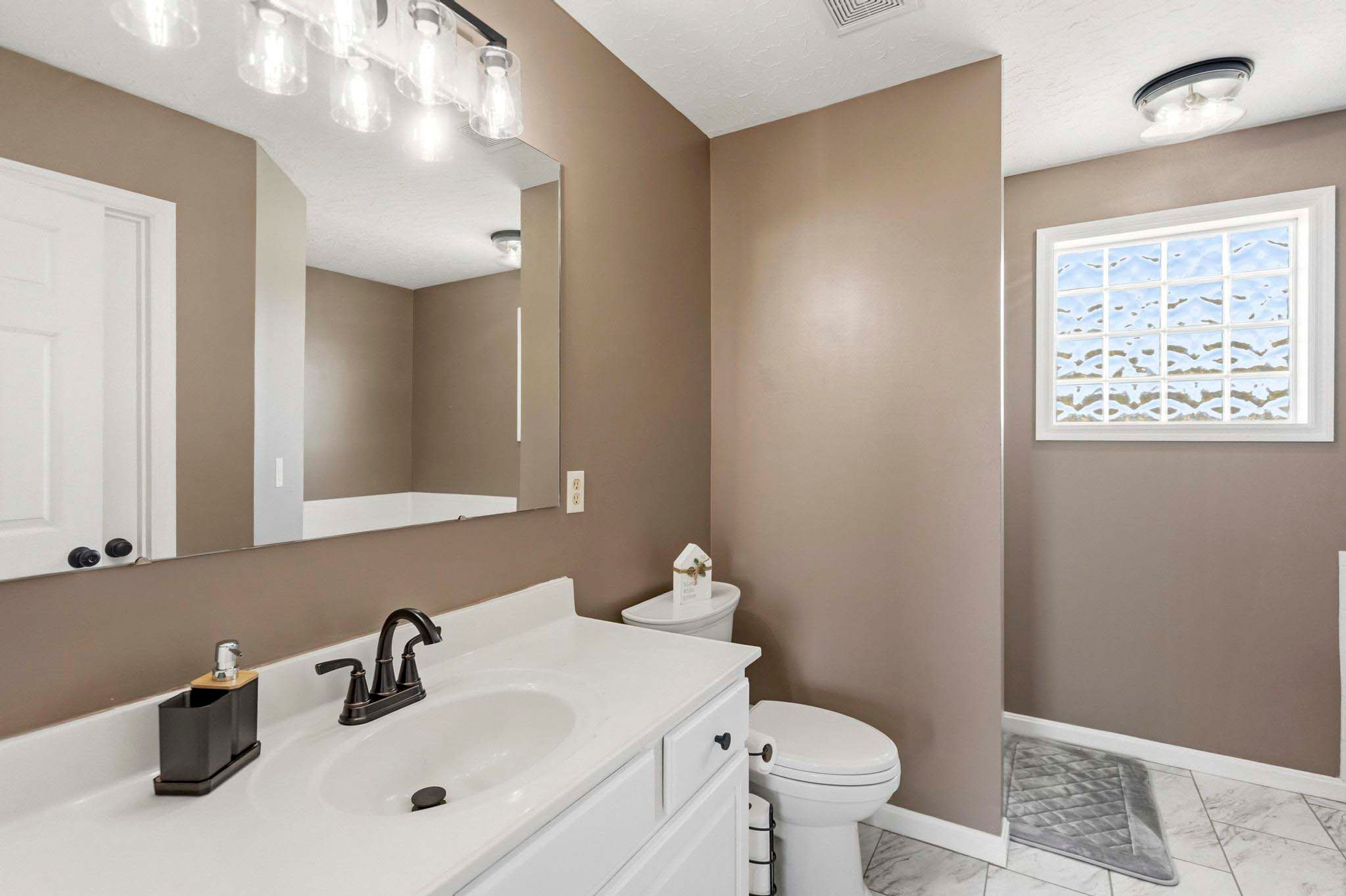 Full Bathroom | 2nd Floor